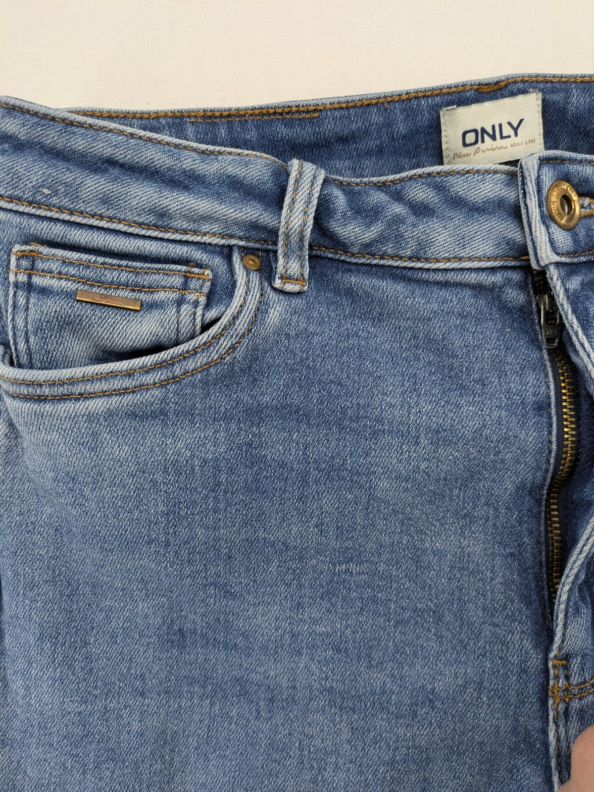 ONLY blue skinny jeans high waist with classic 5-pocket design and zip fly.