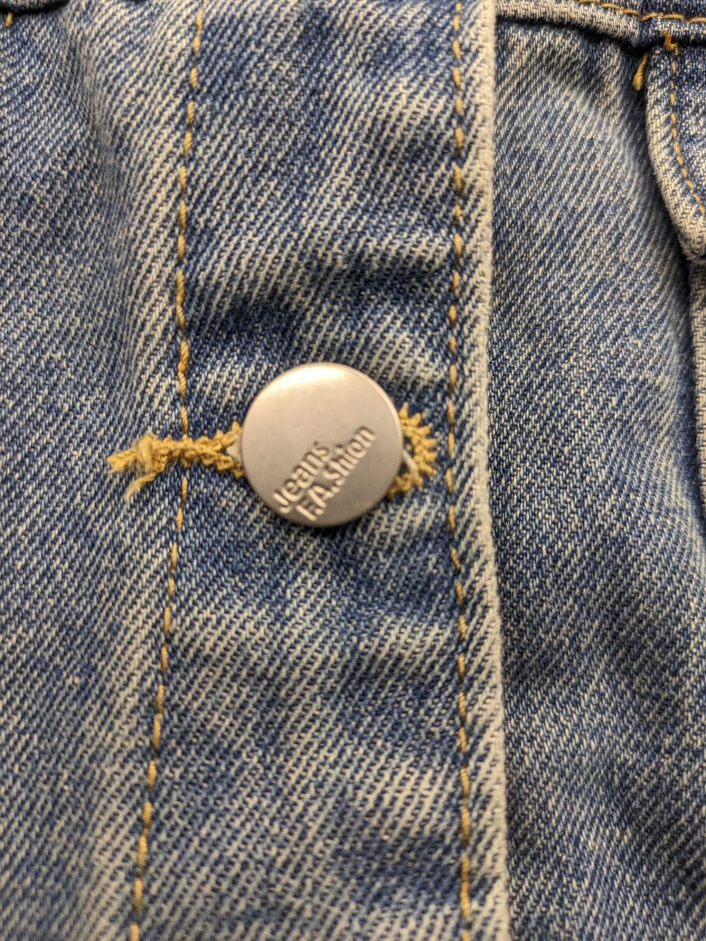 Damen Jeansjacke blau ärmellos mit Perlenverzierung, distressed Details und Knopfleiste.