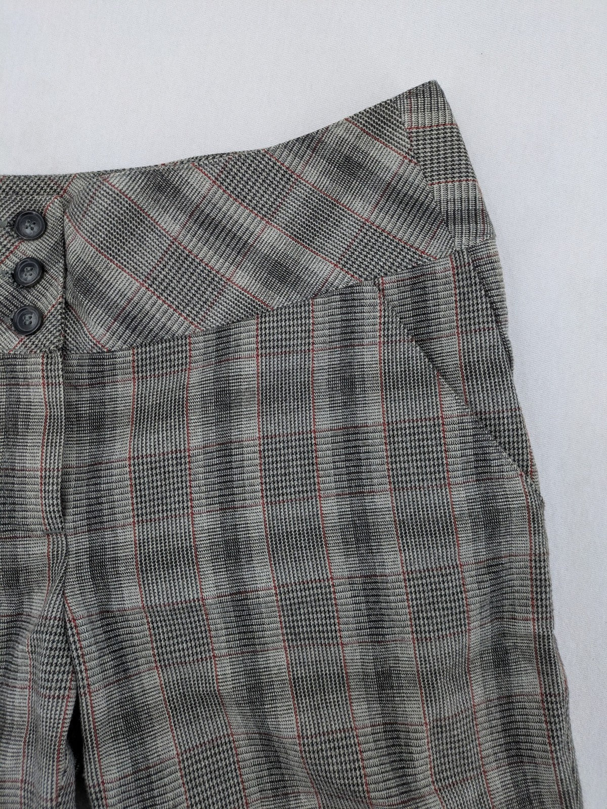 Lindex grey checkered bermuda shorts with red accents, high waist, decorative button detail.
