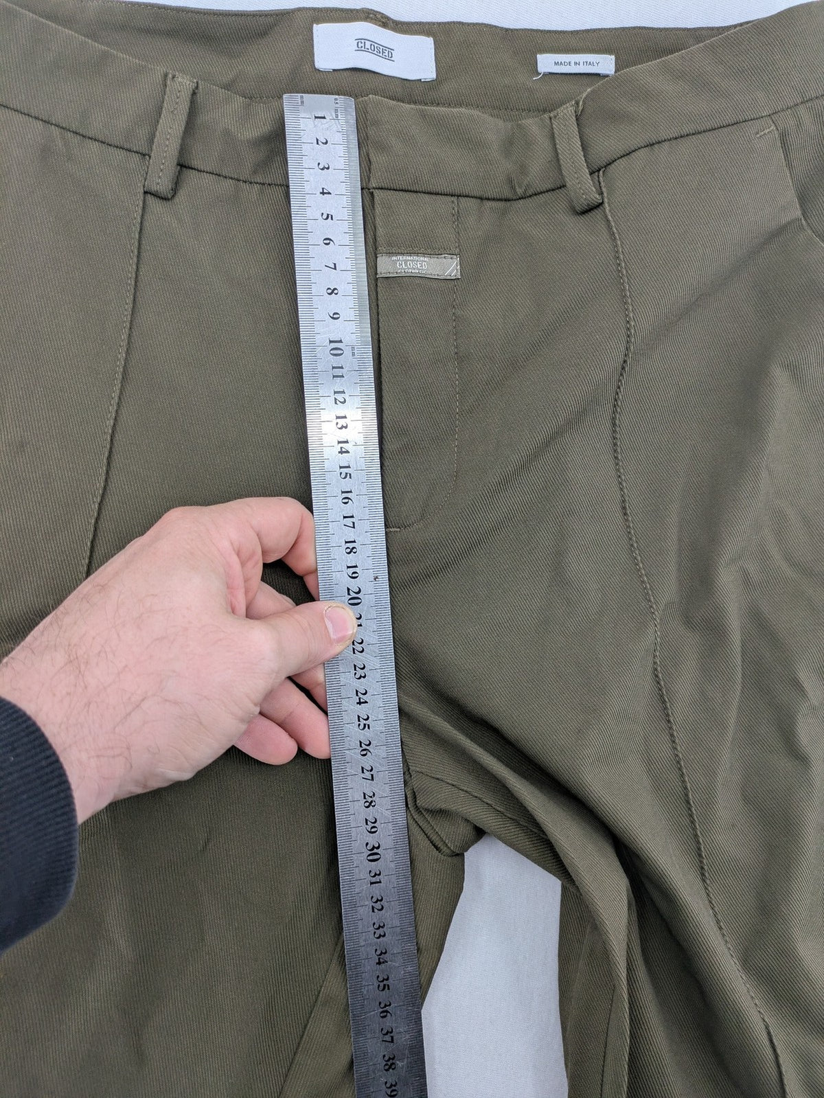 CLOSED khaki pants with vertical seam details and stretch waistband, made from cotton blend.