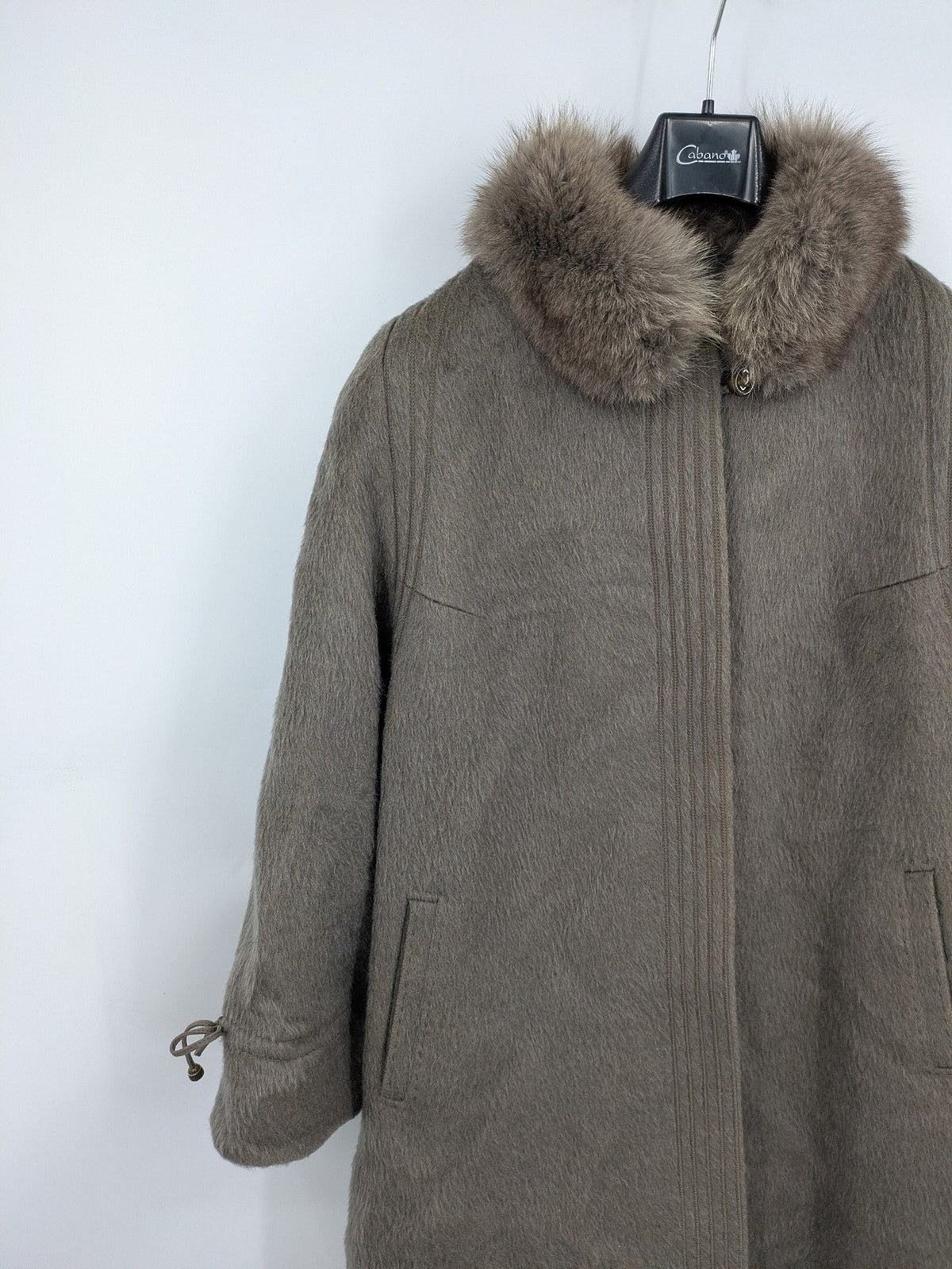 Lama brown vintage coat with fur collar, textured llama-mohair blend, elegant silhouette.