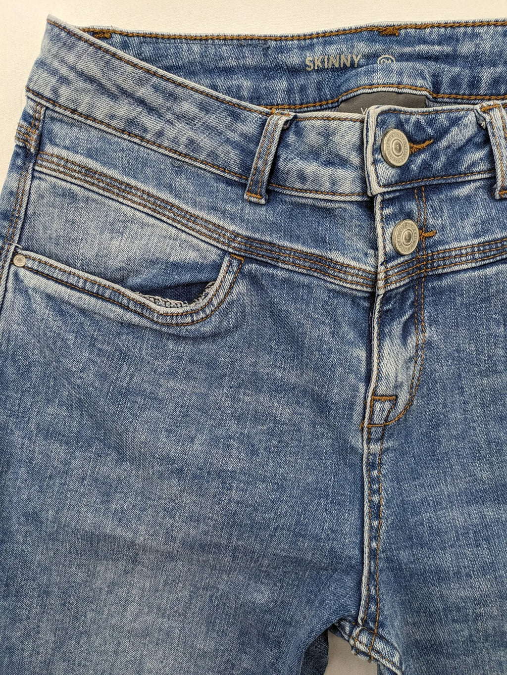 Yessica blue skinny jeans high waist with double button closure and five-pocket style.