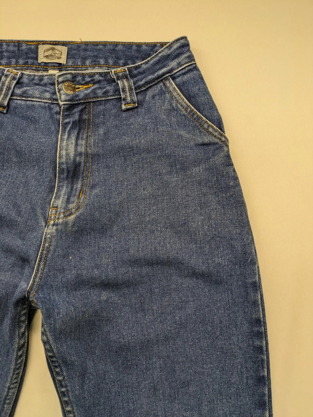 Ozzy blue straight jeans vintage 90s with pink logo patch and classic wash.