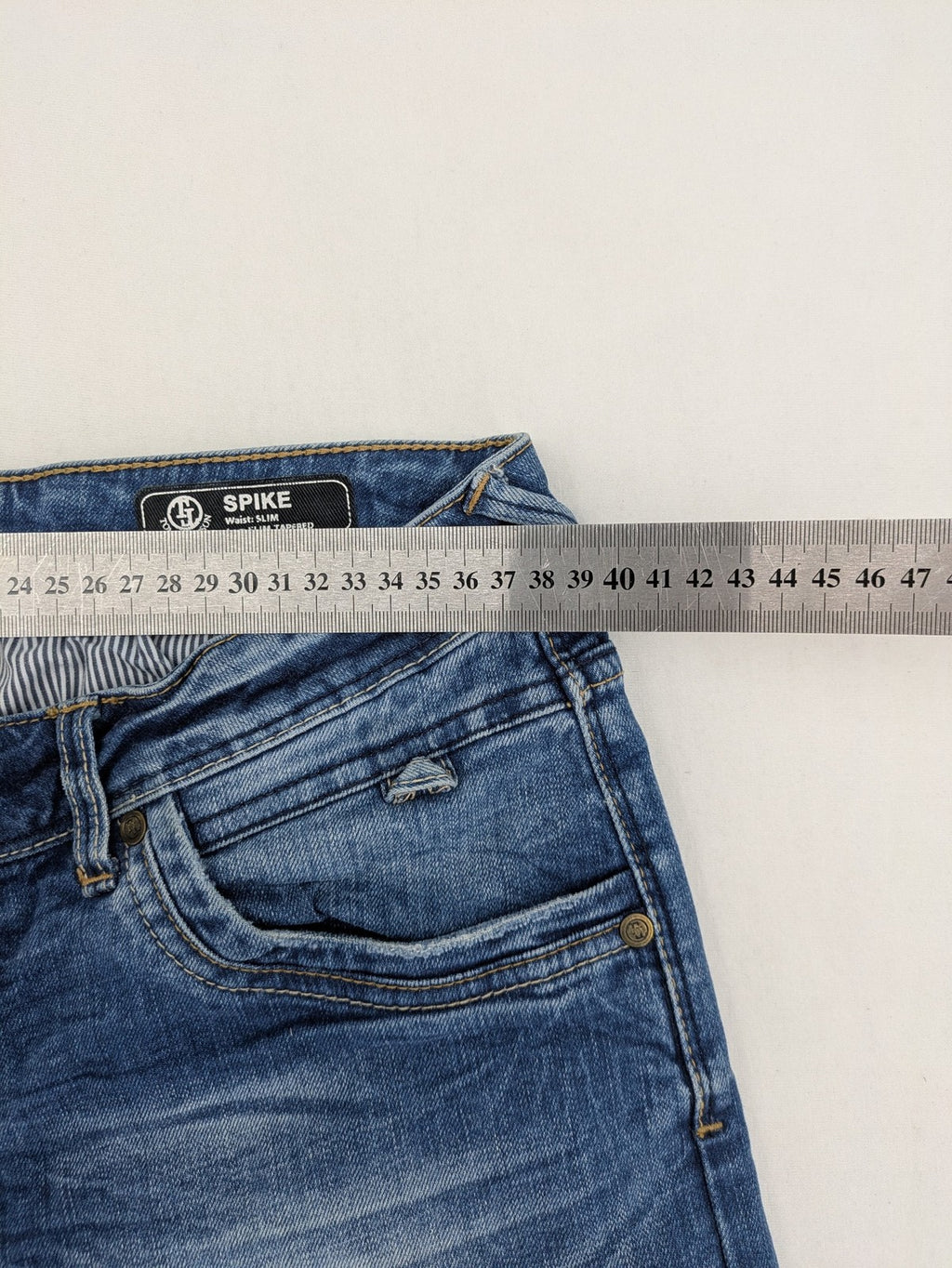 Tom Tompson blue straight jeans with classic 5-pocket style and subtle used effects.