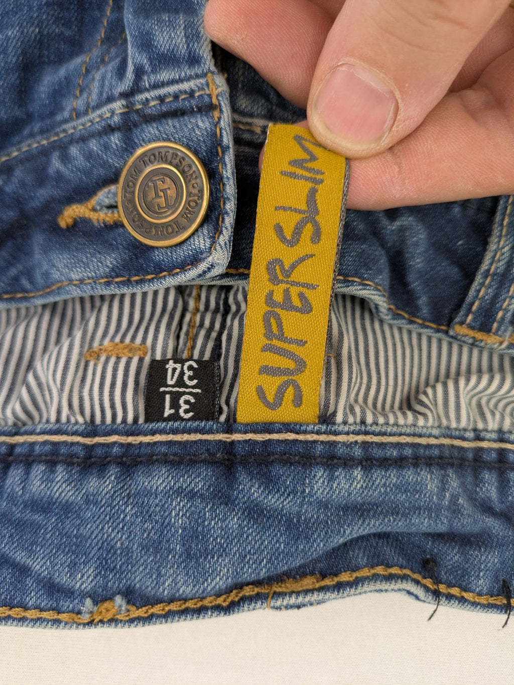Tom Tompson blue straight jeans with classic 5-pocket style and subtle used effects.