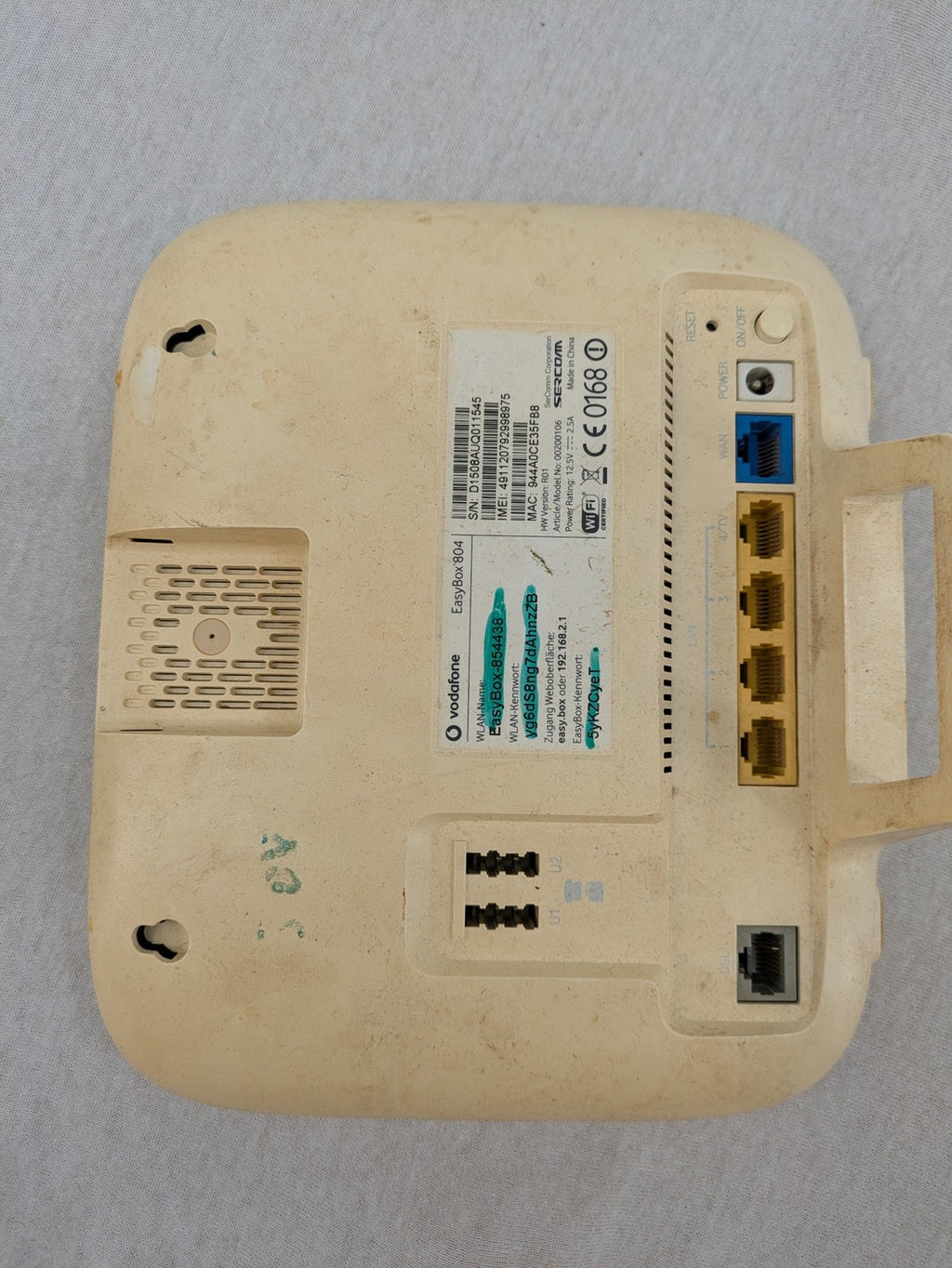 Vodafone beige wireless router EasyBox 804 with multiple LAN ports and DSL connection.