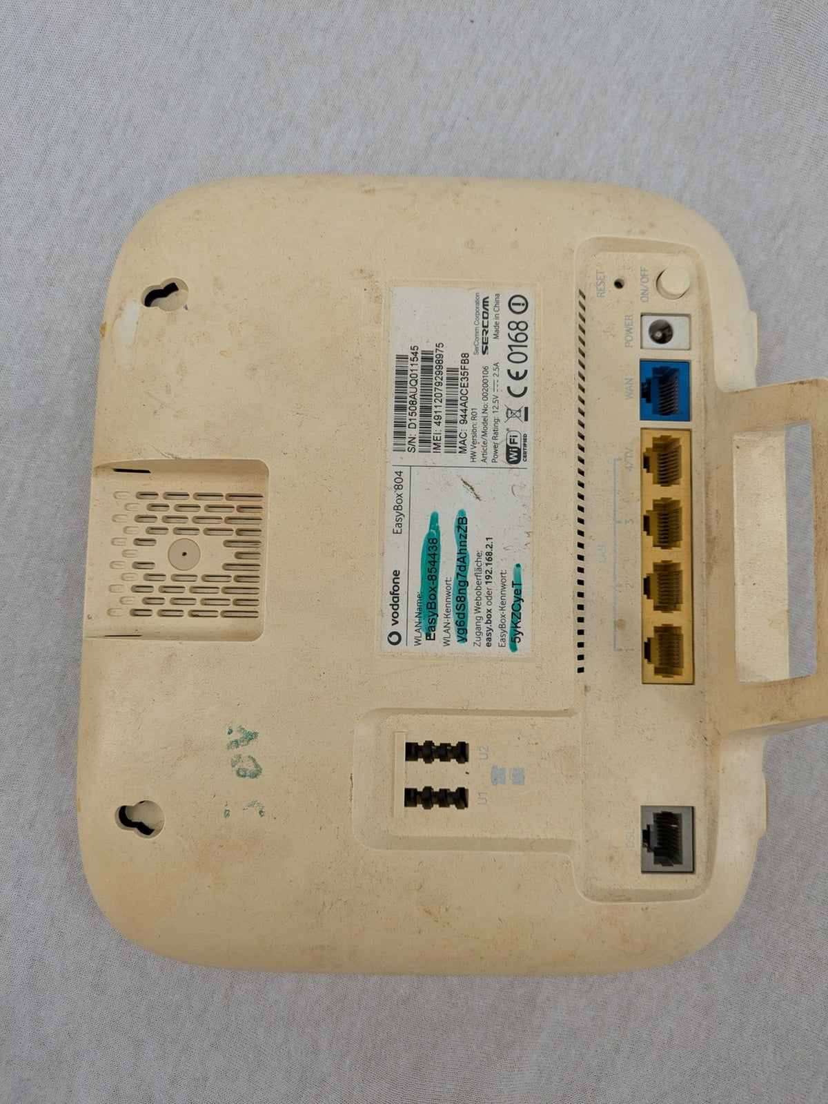 Vodafone beige wireless router EasyBox 804 with multiple LAN ports and DSL connection.
