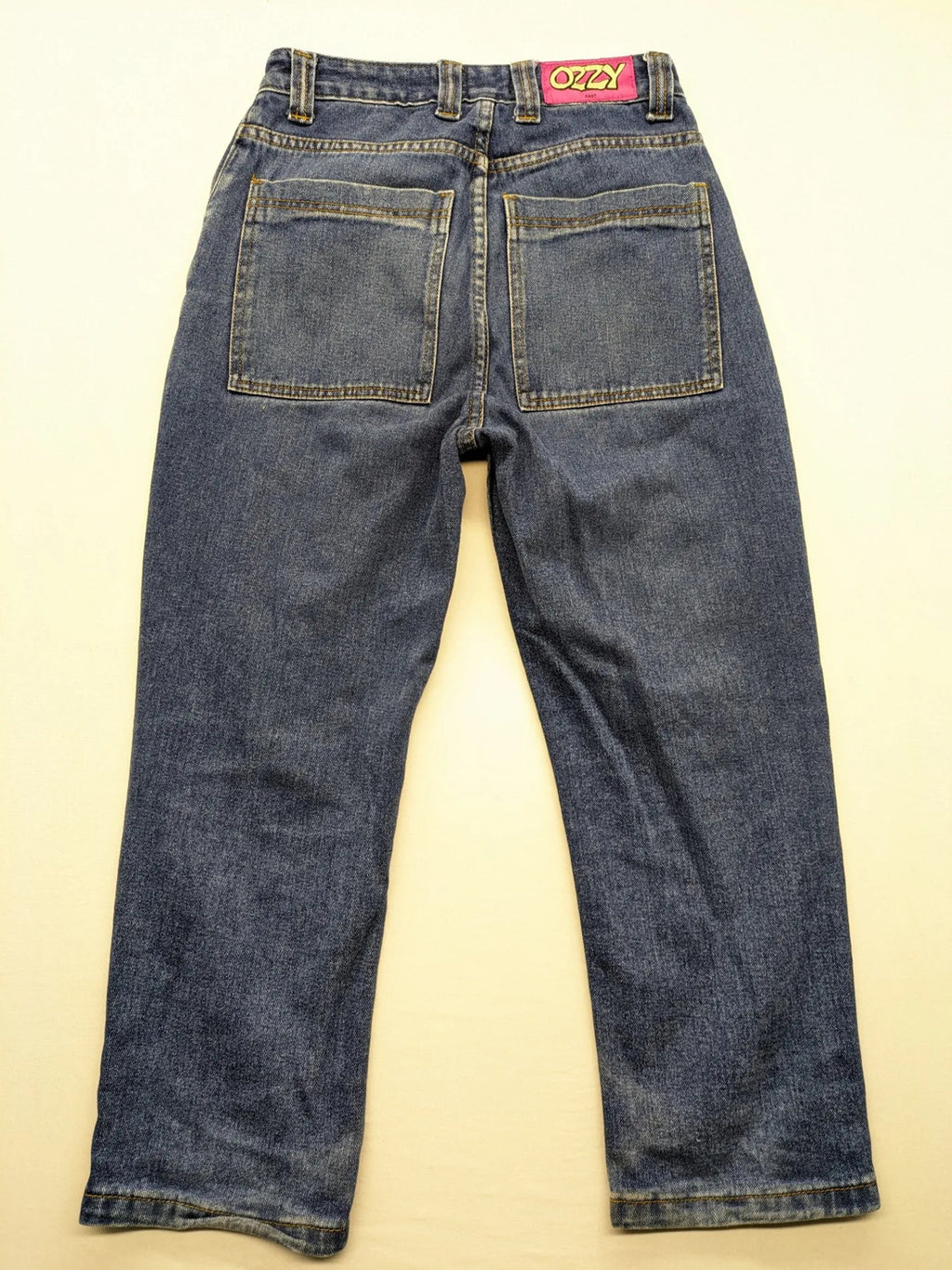 Ozzy blue straight jeans vintage 90s with pink logo patch and classic wash.