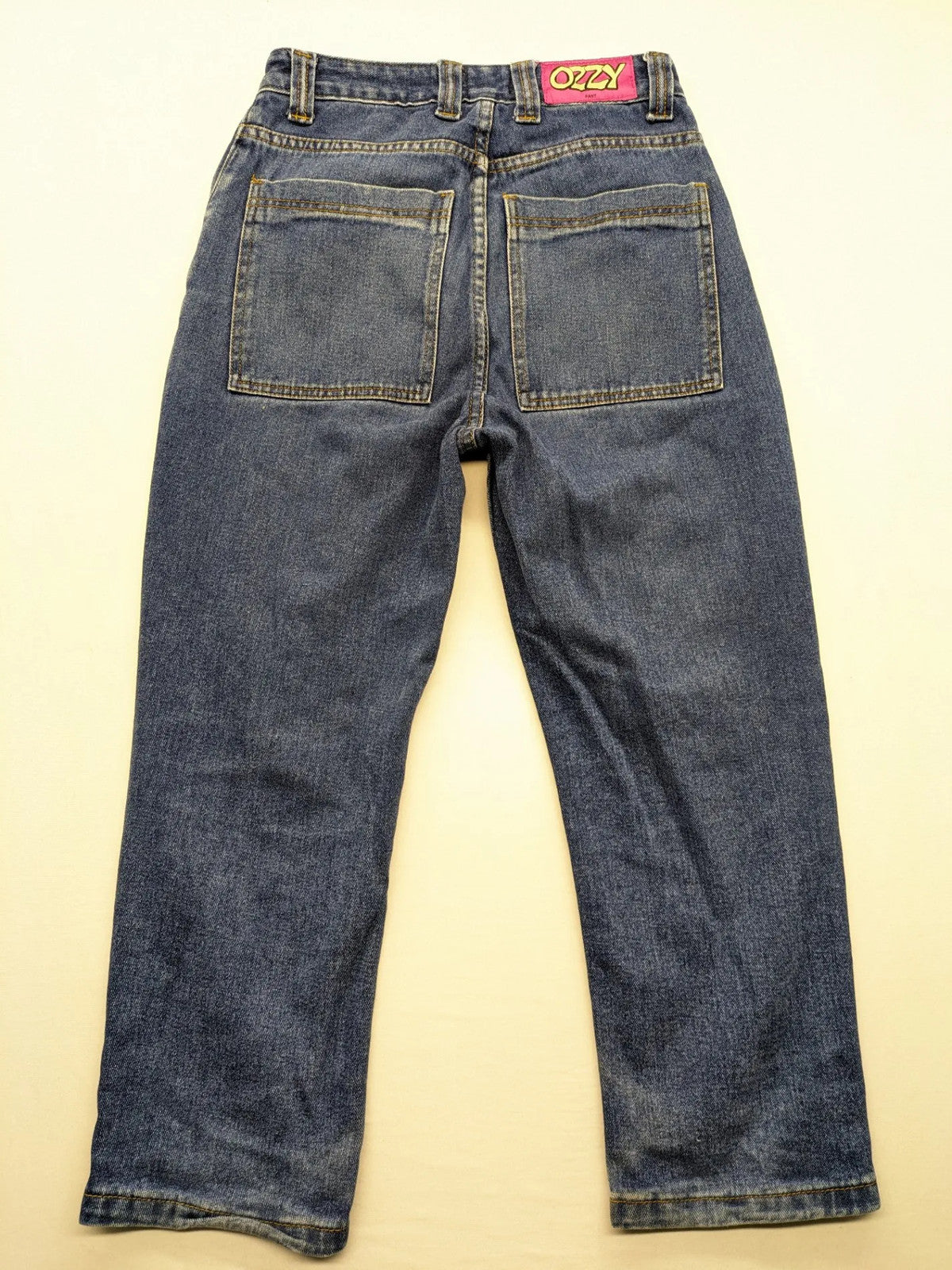 Ozzy blue straight jeans vintage 90s with pink logo patch and classic wash.