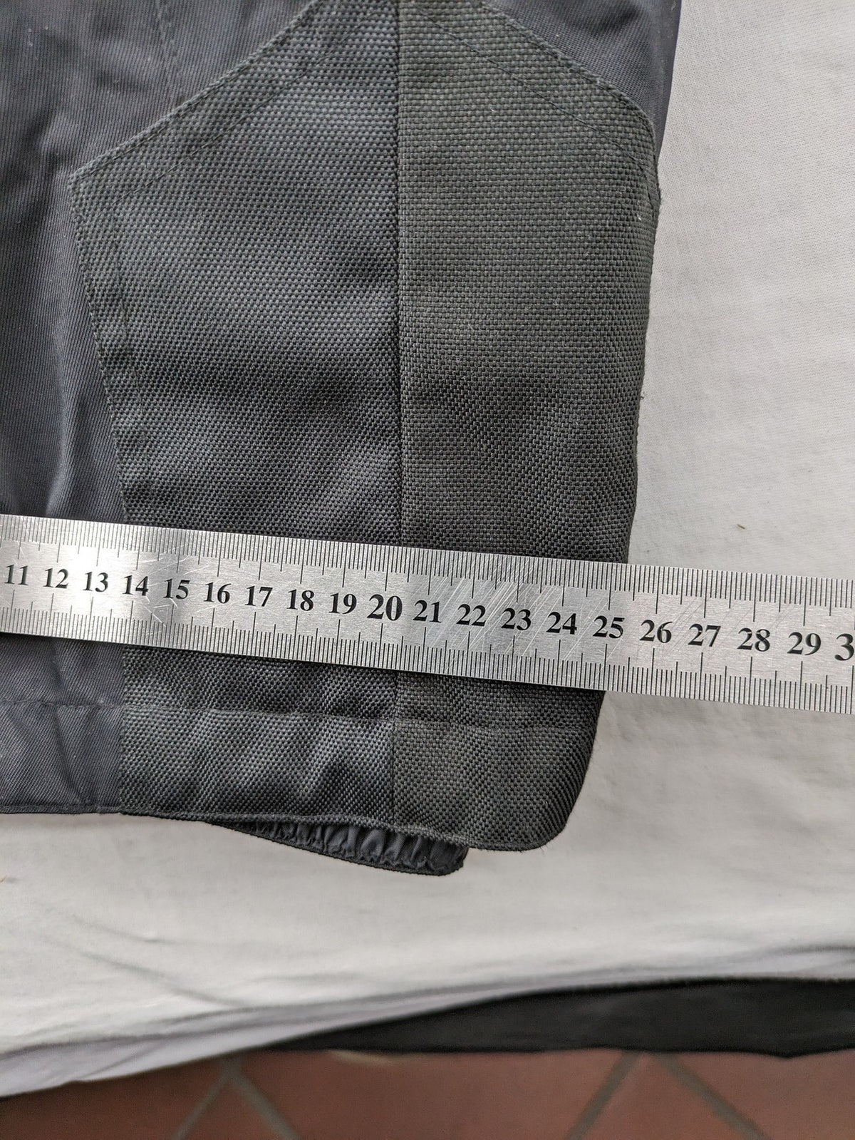 COOLE black ski pants with Thinsulate insulation and versatile unisex design.