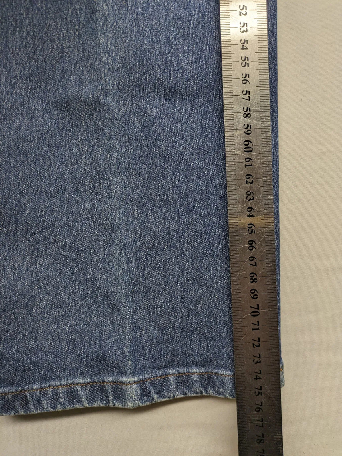 BRAX blue straight jeans with 5-pocket style and classic denim material.