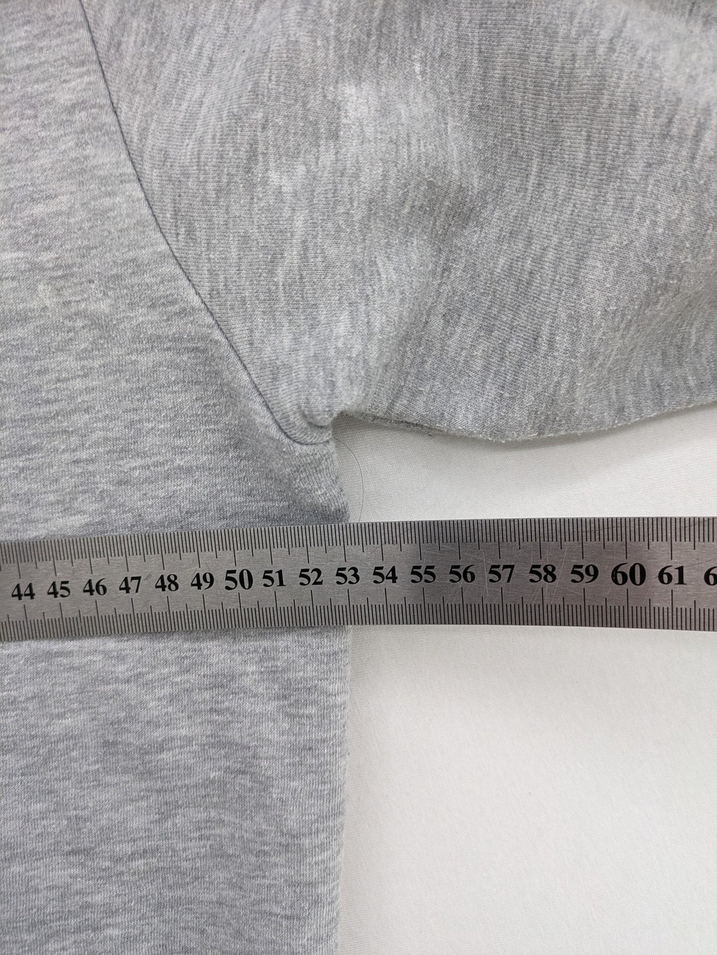 Herren grey zip-through hoodie with "Legendary" graphic print and kangaroo pocket.