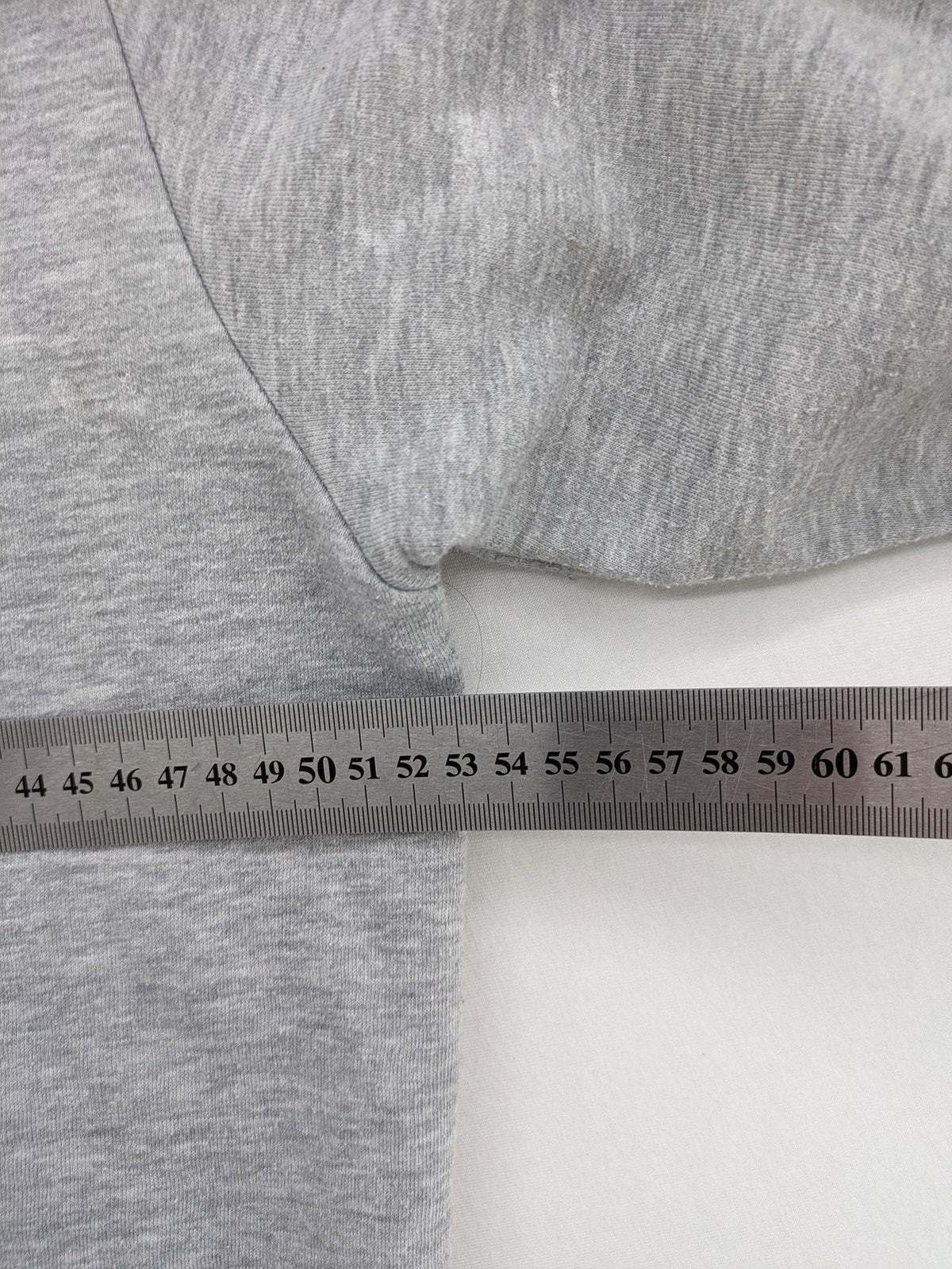 Herren grey zip-through hoodie with "Legendary" graphic print and kangaroo pocket.