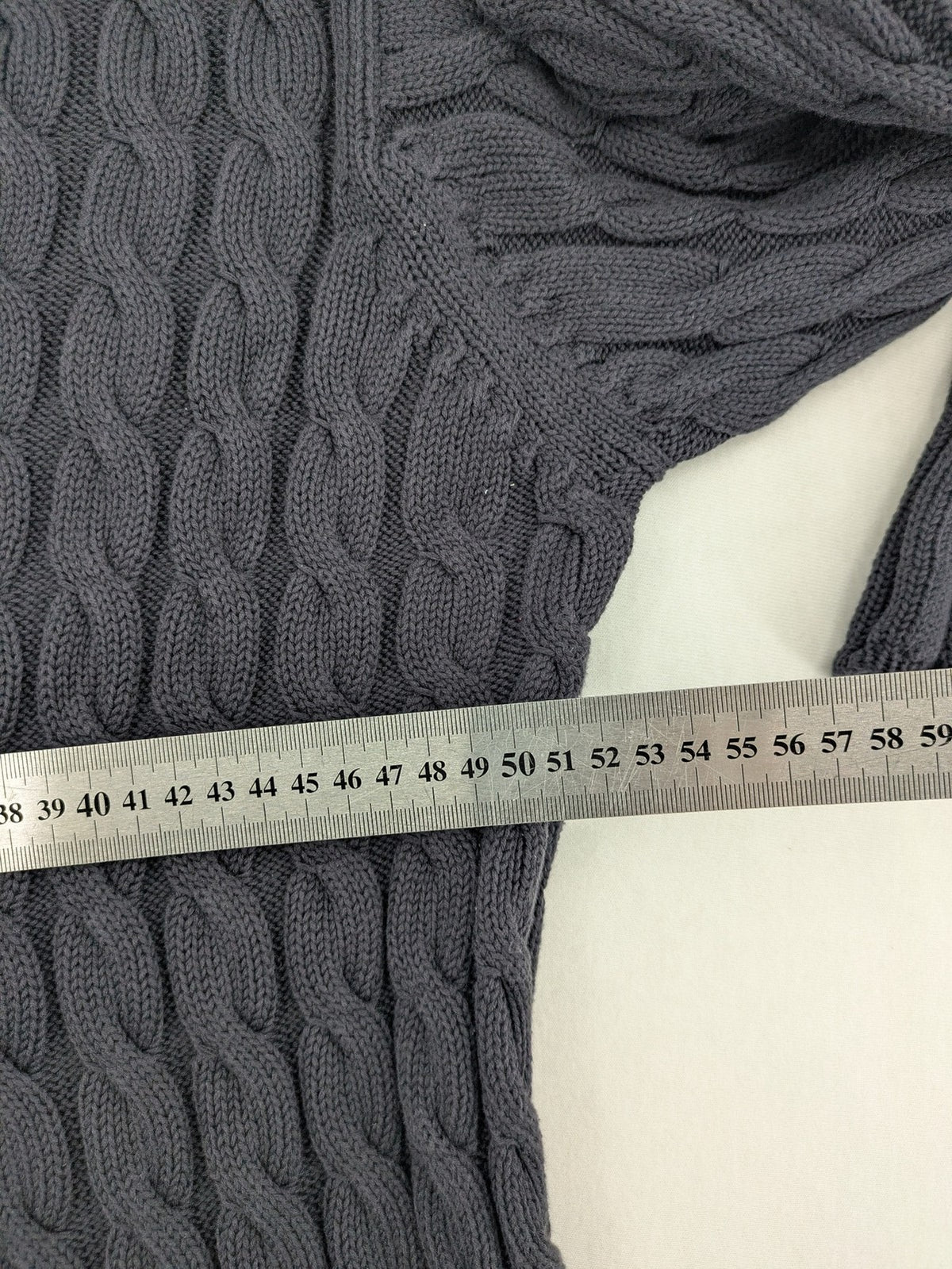 Baumwolle grey turtle neck jumper with cable knit pattern and 3-button collar.
