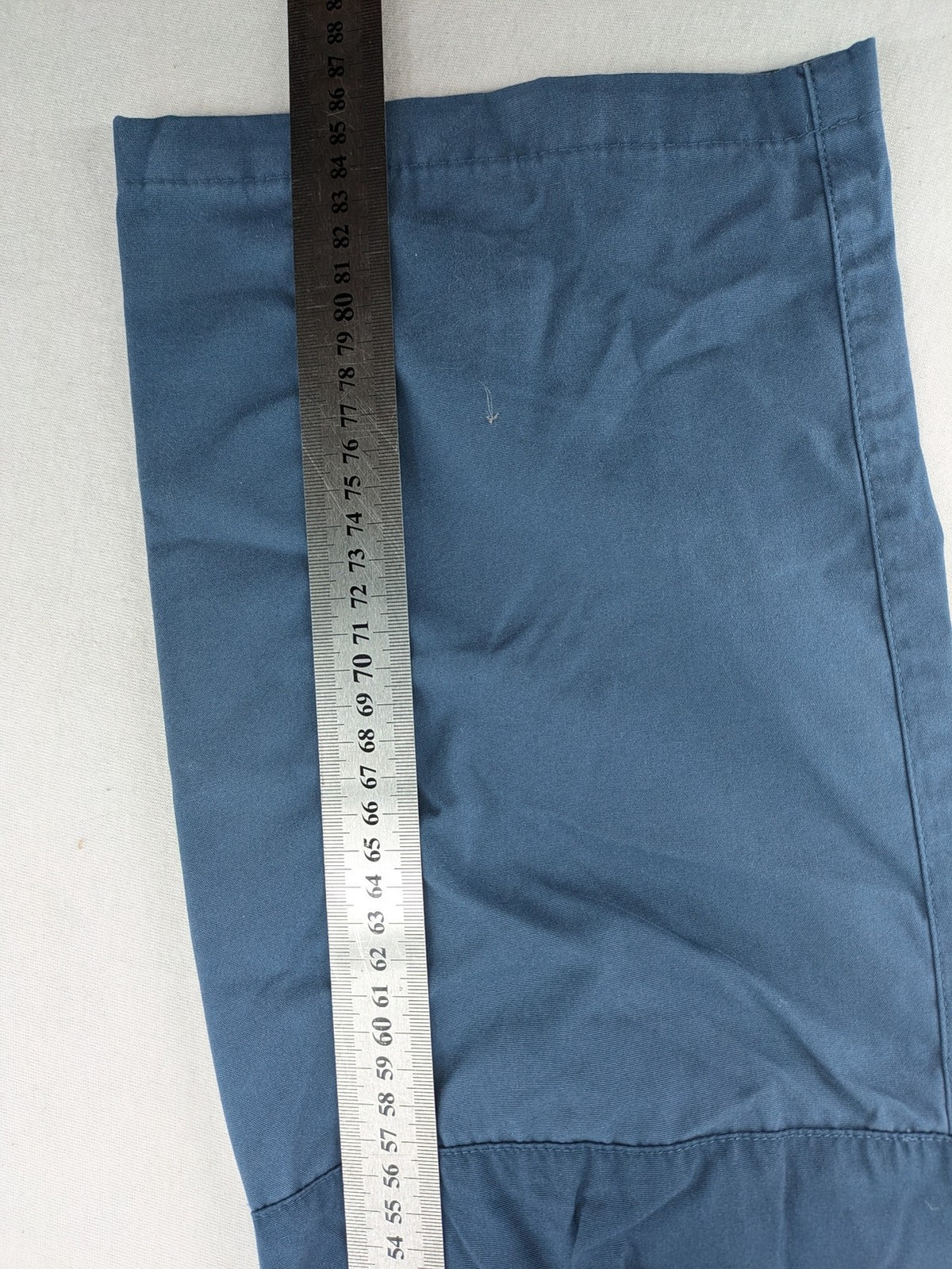 Fjällräven blue trousers G-1000 fabric, regular fit, mid waist, versatile for outdoor activities.