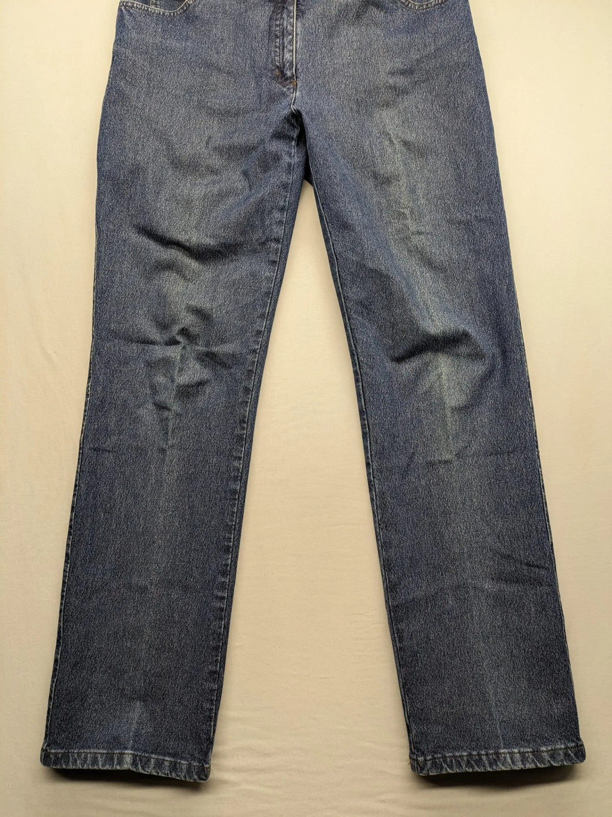 BRAX blue straight jeans with 5-pocket style and classic denim material.
