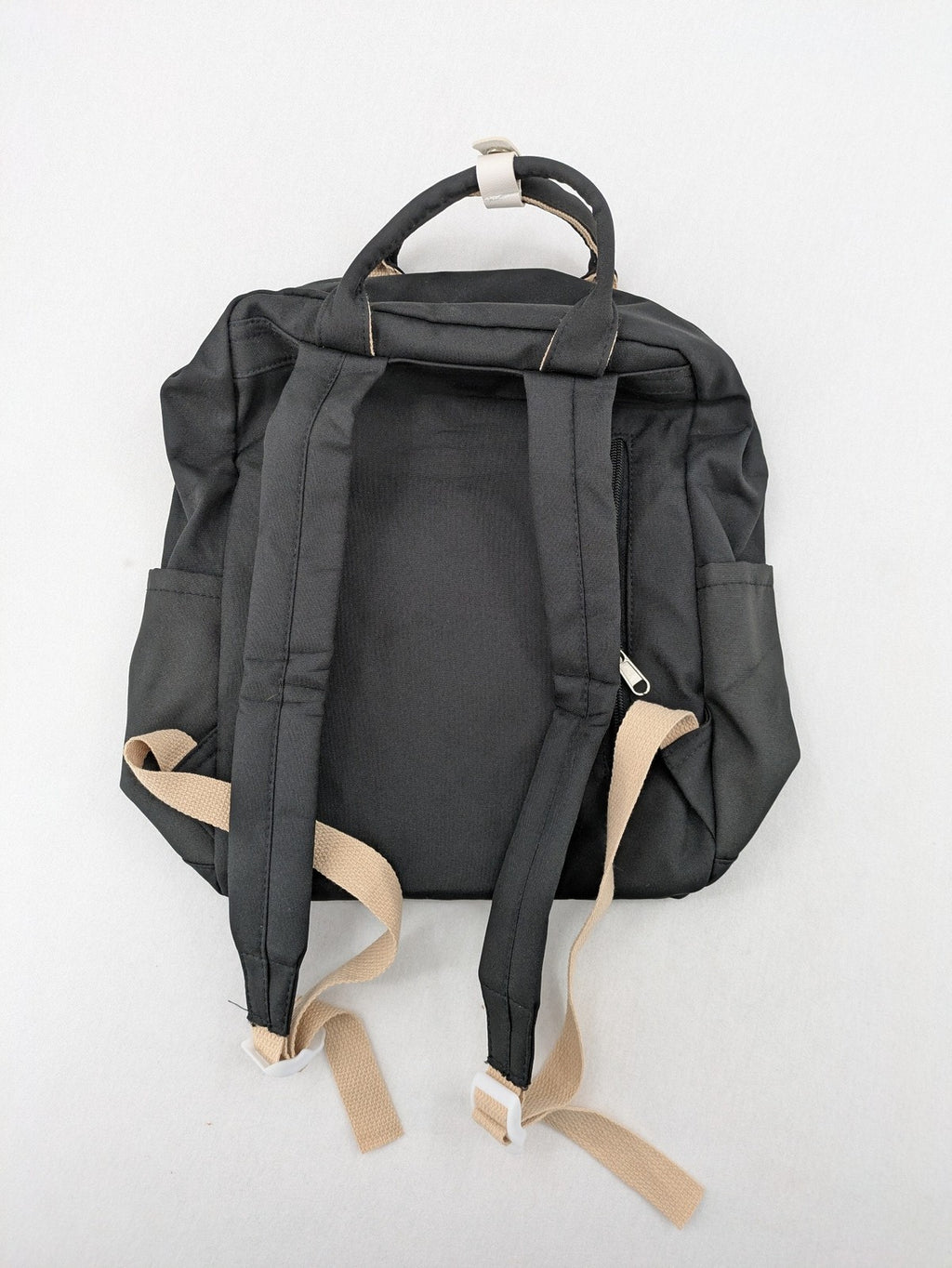 Yishuihan grey messenger bag with multiple pockets and contrast detailing.