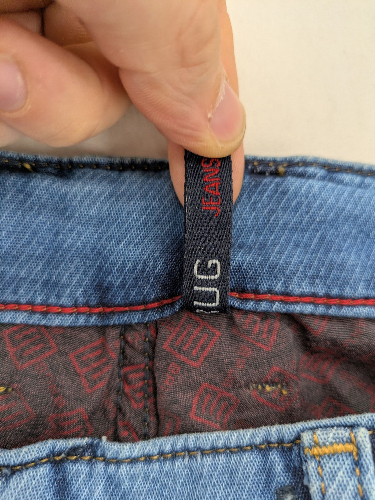 Herren blue denim cargo shorts with adjustable drawstring and multiple buttoned side pockets.