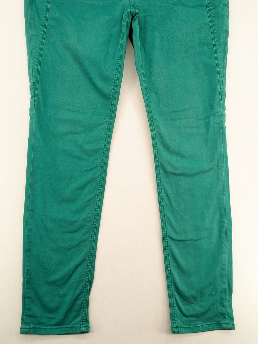 Cecil green straight jeans with classic 5-pocket design and distinctive stitching details.