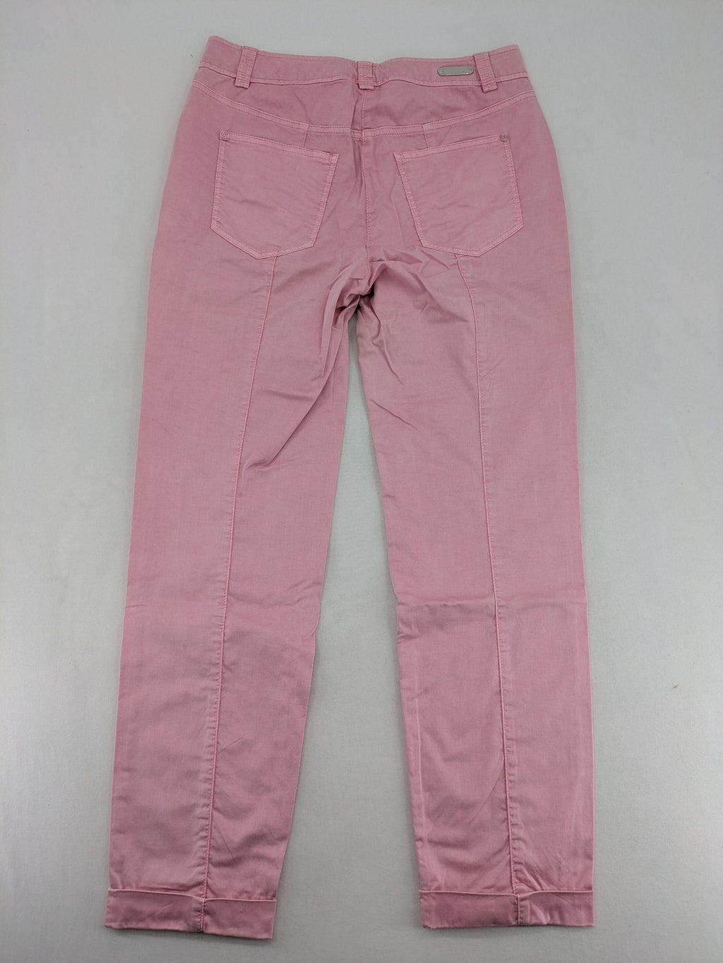 Raffaello Rossi pink pants 7/8 length with classic zip fly and soft stretch cotton.
