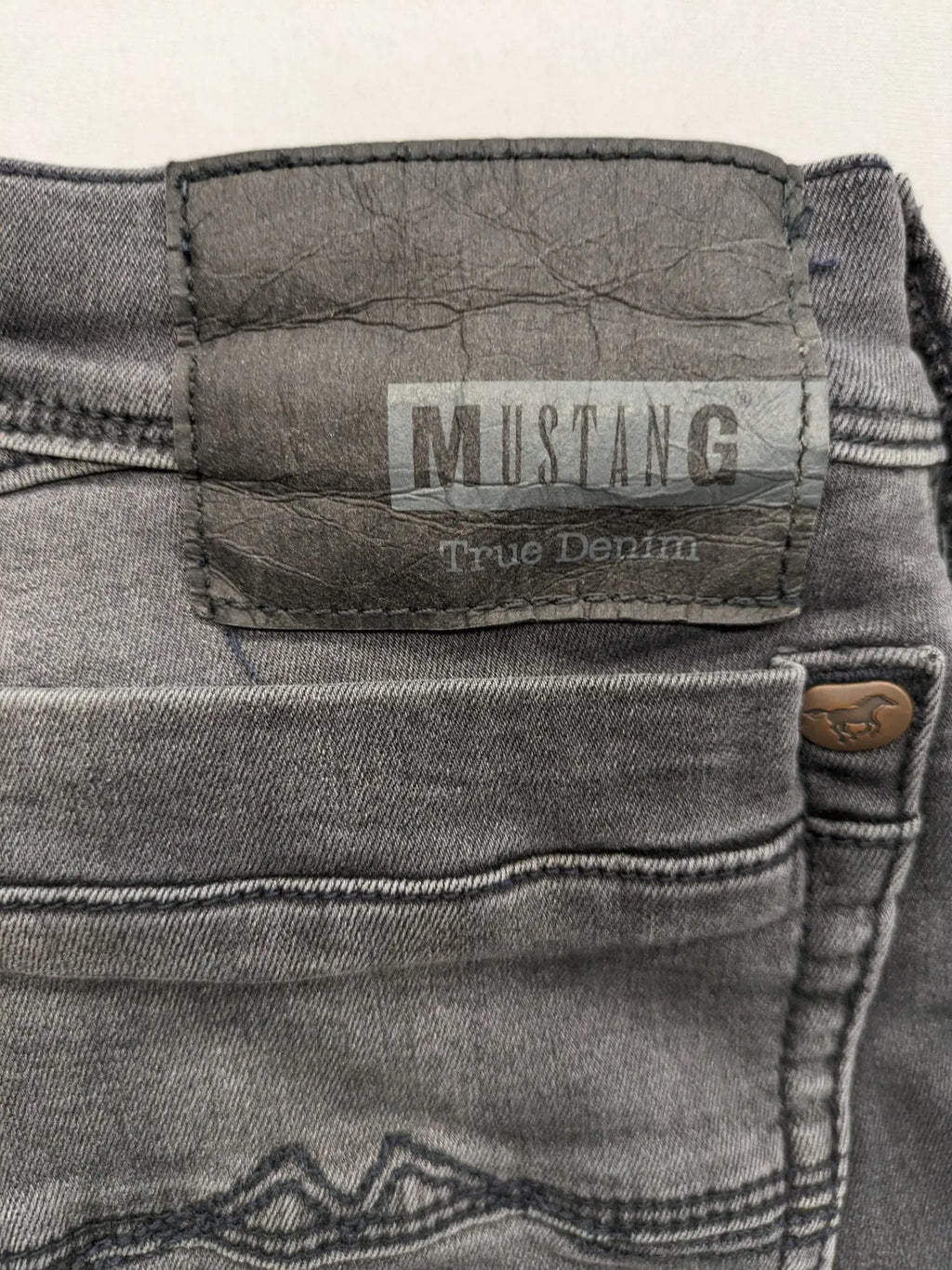 Mustang straight jeans grey washed look with classic 5-pocket design and zipper.