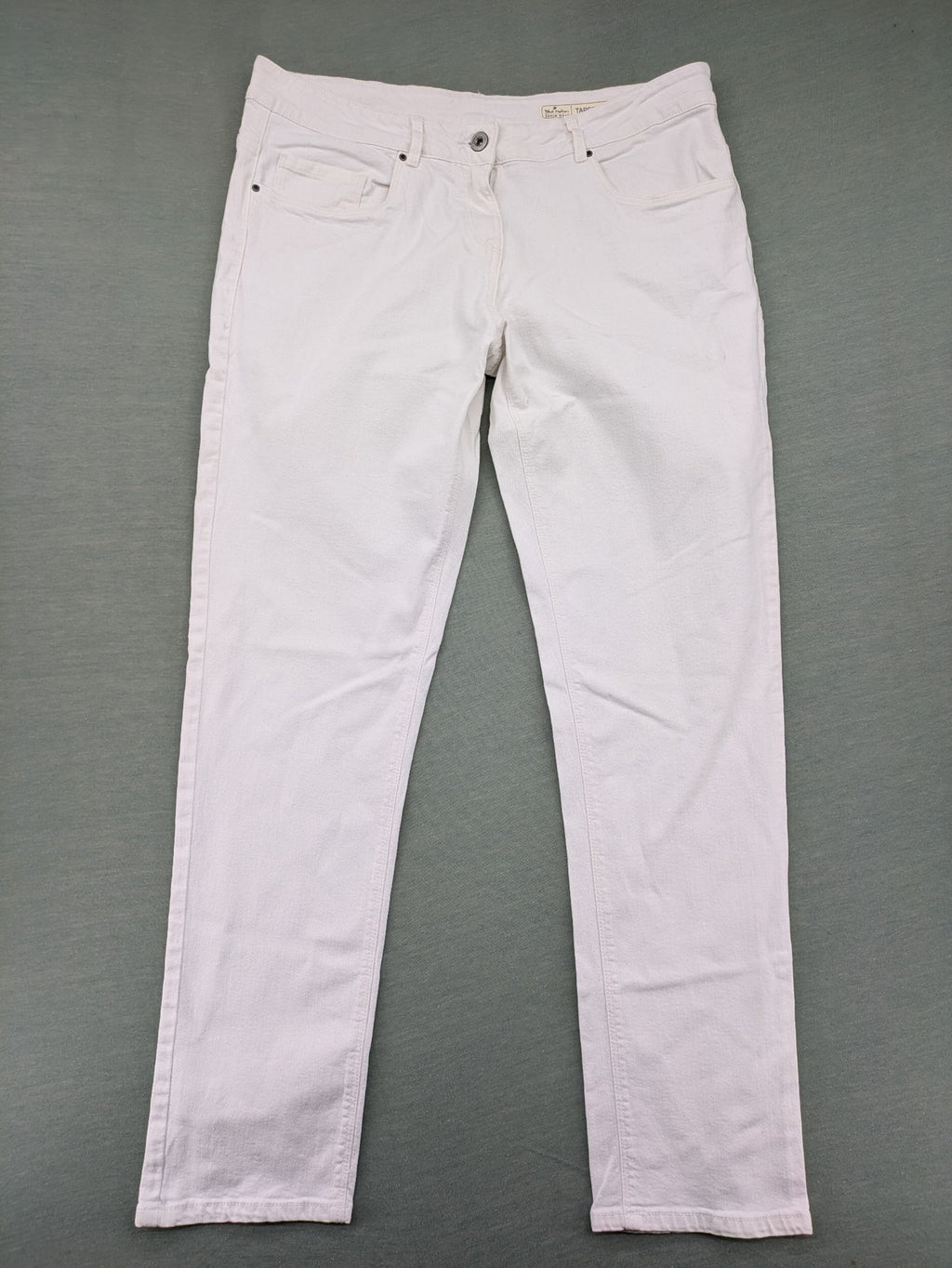 Blue Motion white tapered fit jeans with classic 5-pocket design and stretch cotton material.