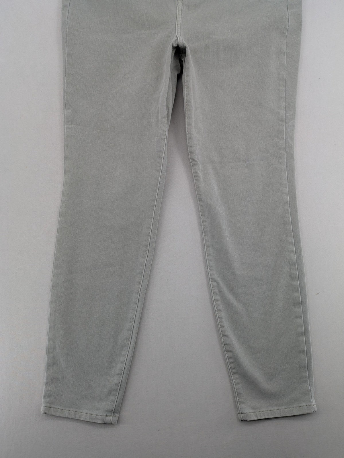 C&A grey slim fit straight jeans with classic 5-pocket design and zipper.