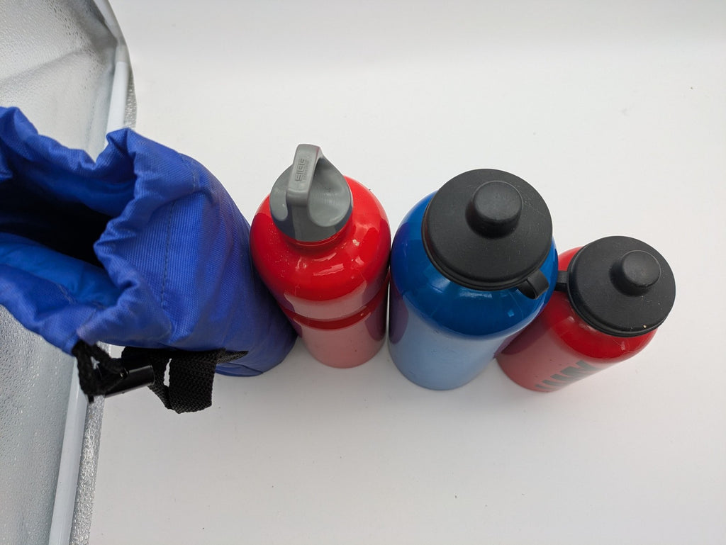 SIGG blue thermos set with red accents, durable aluminum, stylish outdoor design.