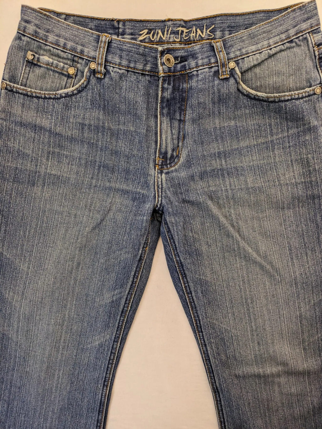 Zuni blue straight jeans 5-pocket design with zipper and decorative rivets.
