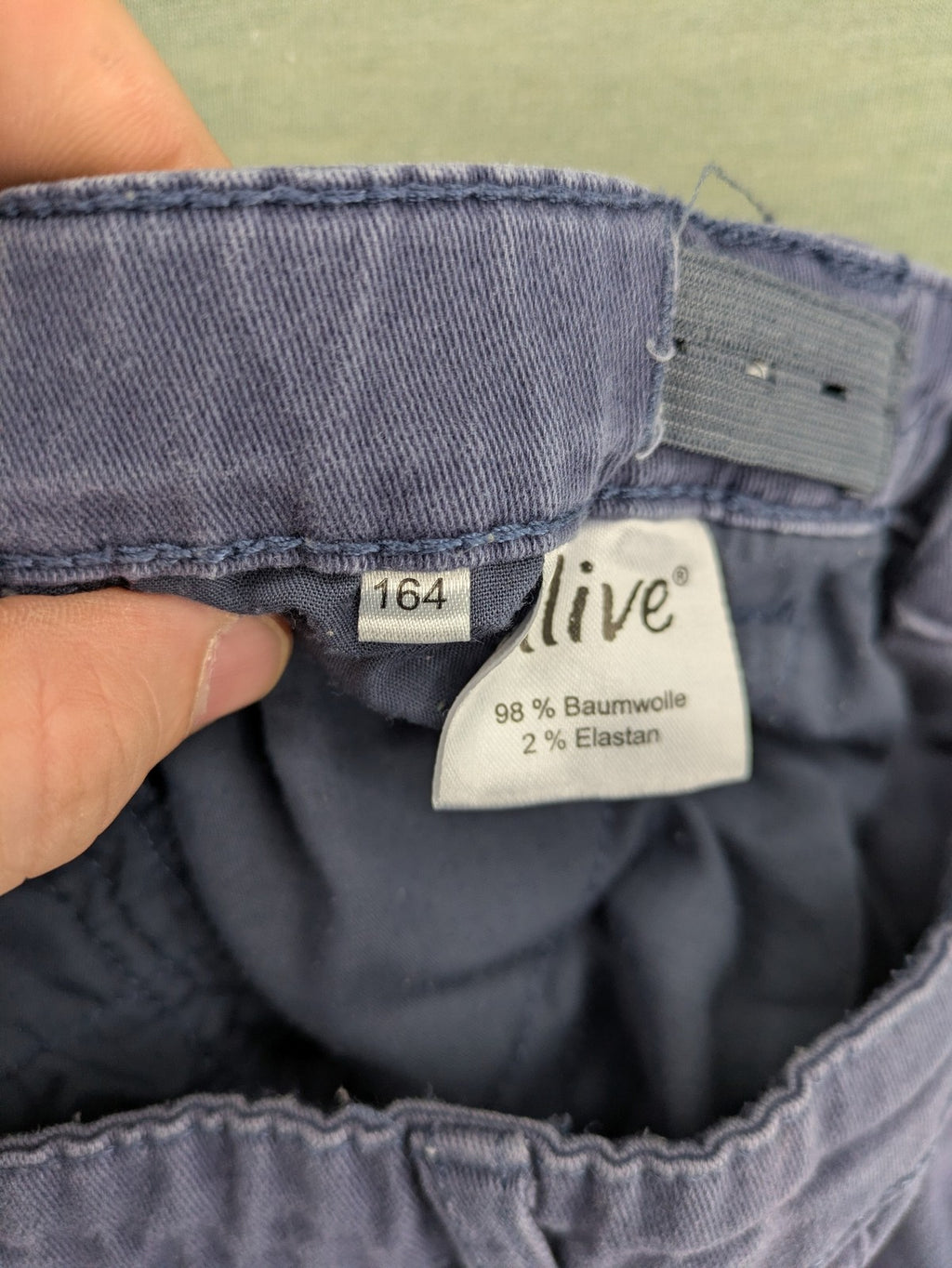 Baumwolle blue pants with adjustable waistband, classic zip fly, and front pockets.