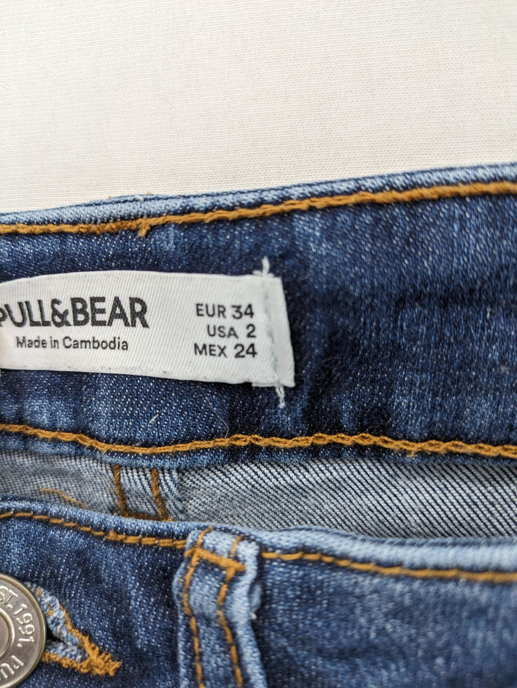 Pull&Bear blue flare jeans high waist with classic button closure and stylish silhouette.