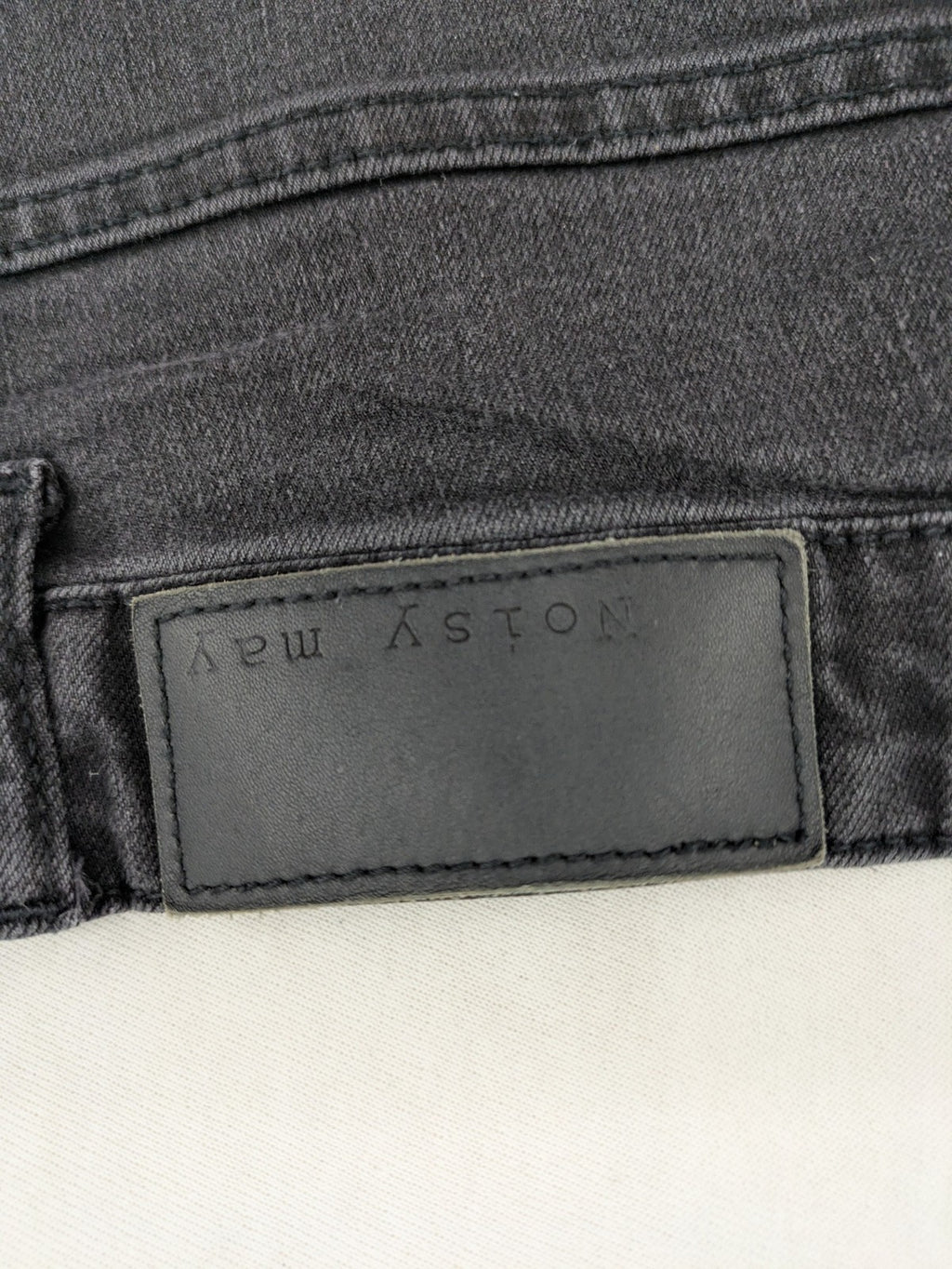 Noisy May grey skinny jeans with classic 5-pocket design and button closure.