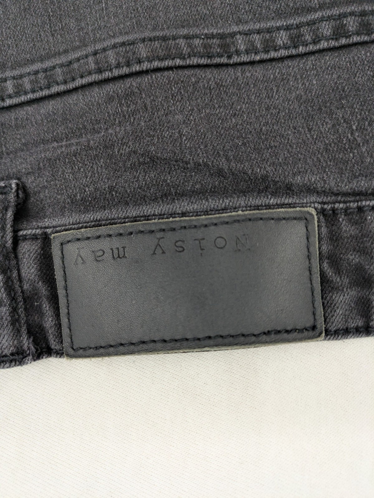 Noisy May grey skinny jeans with classic 5-pocket design and button closure.