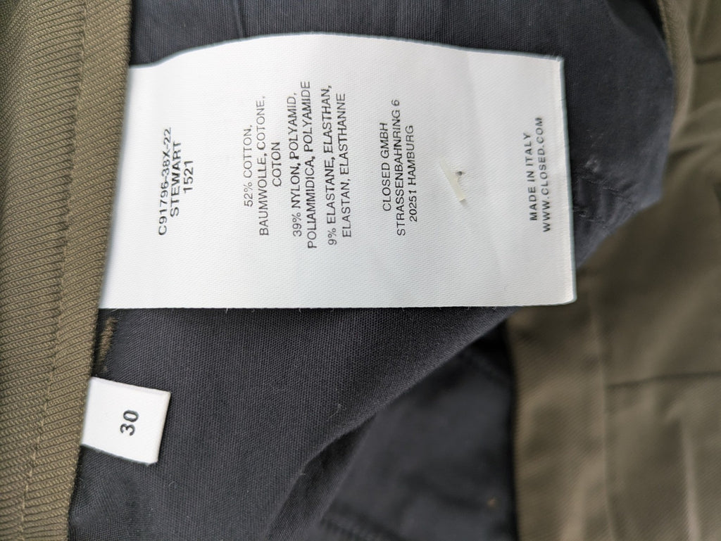 CLOSED khaki pants with vertical seam details and stretch waistband, made from cotton blend.