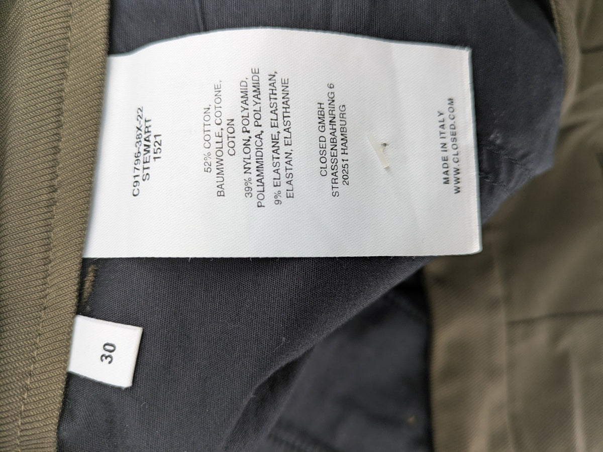 CLOSED khaki pants with vertical seam details and stretch waistband, made from cotton blend.