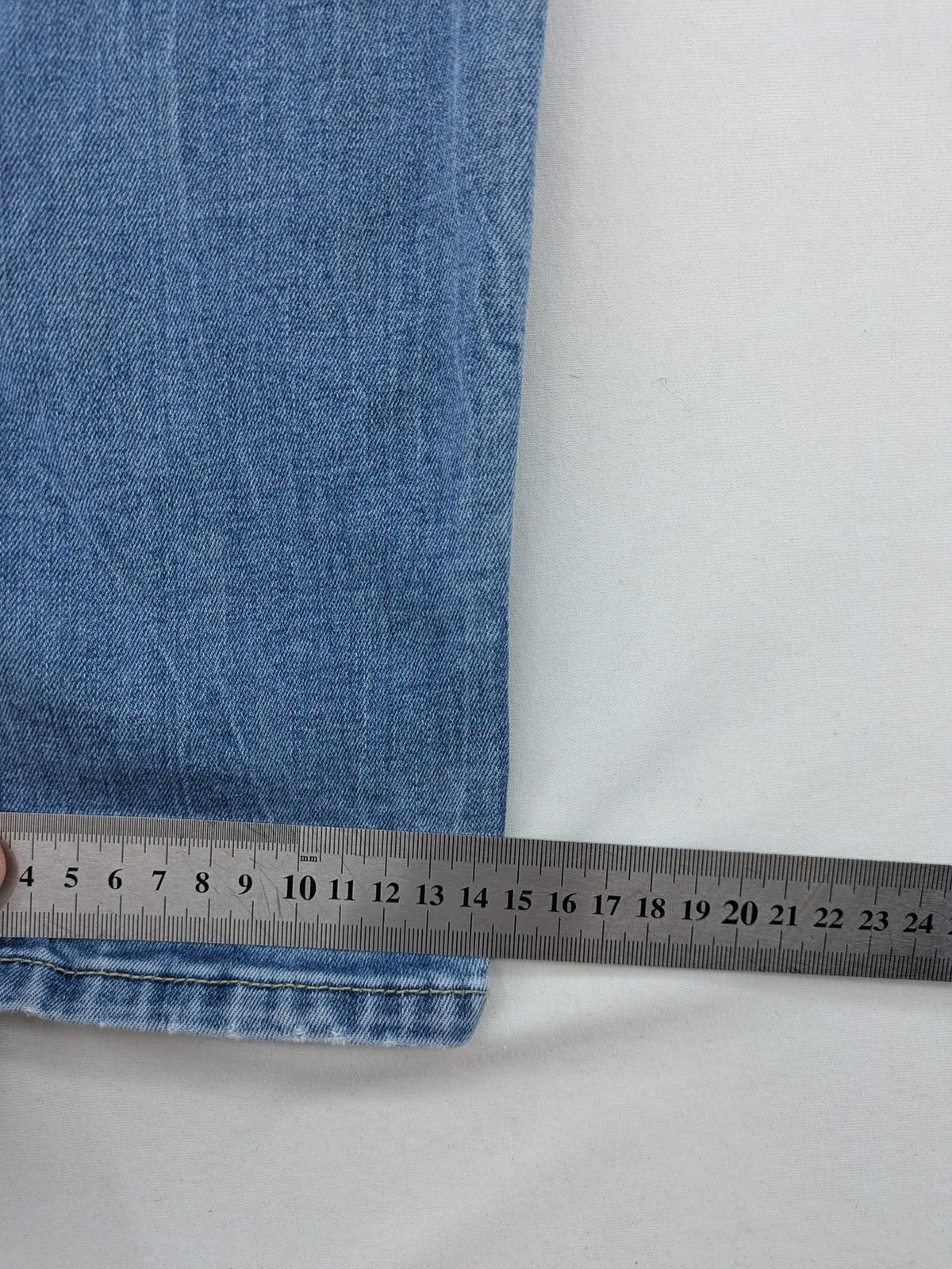 H&M blue skinny fit jeans with classic 5-pocket design and stretch cotton material.
