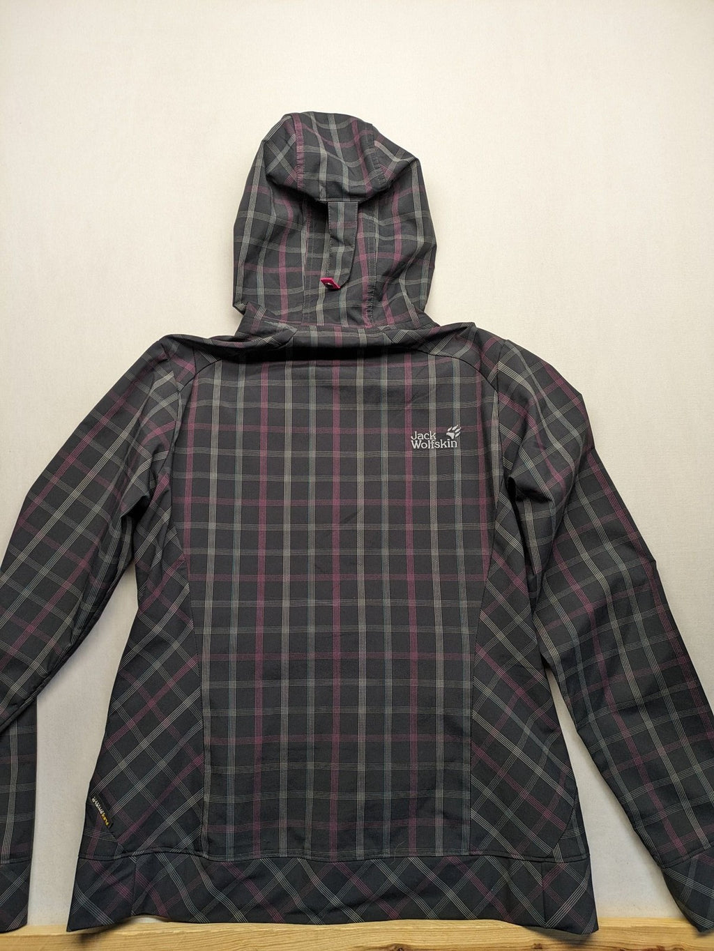 Jack Wolfskin pink softshell jacket grey check pattern, Flex Shield technology, hooded.