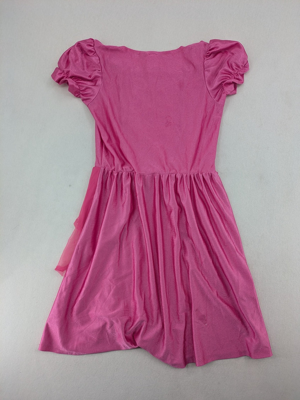 perfekt pink princess dress with puff sleeves and decorative lacing, lightweight fabric