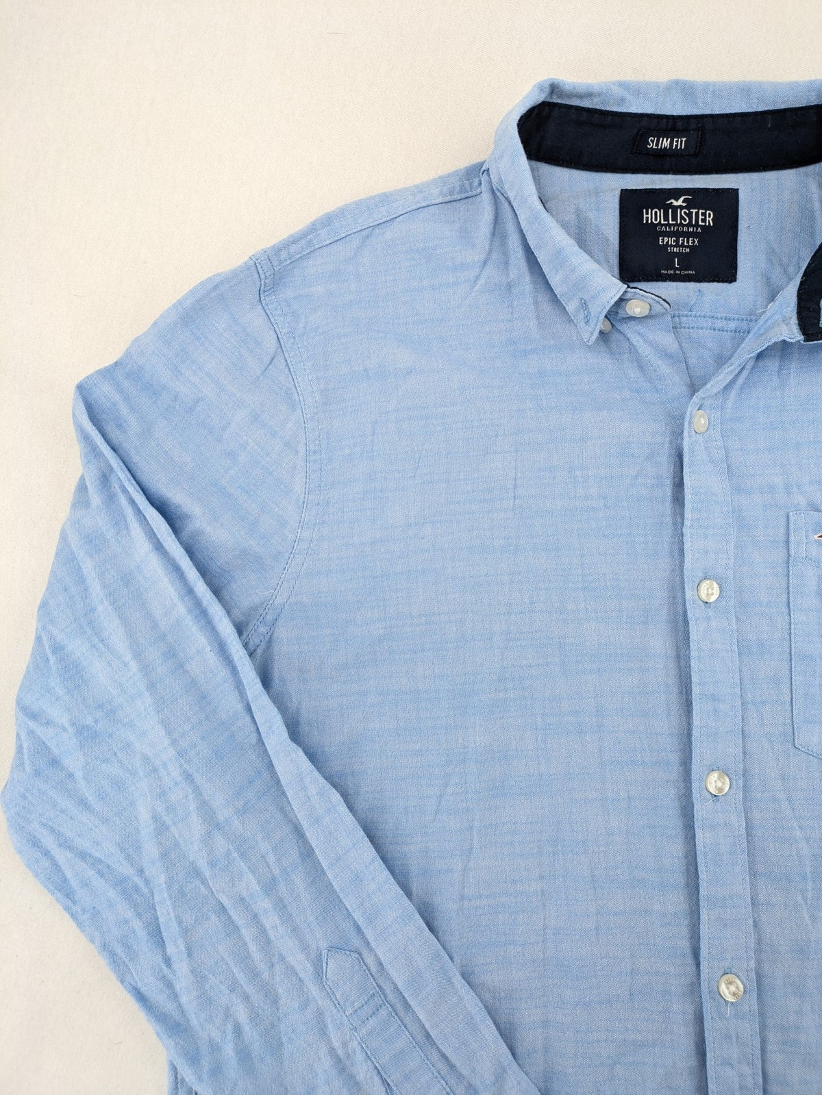 Hollister blue button-down shirt slim fit with embroidered logo and chest pocket.