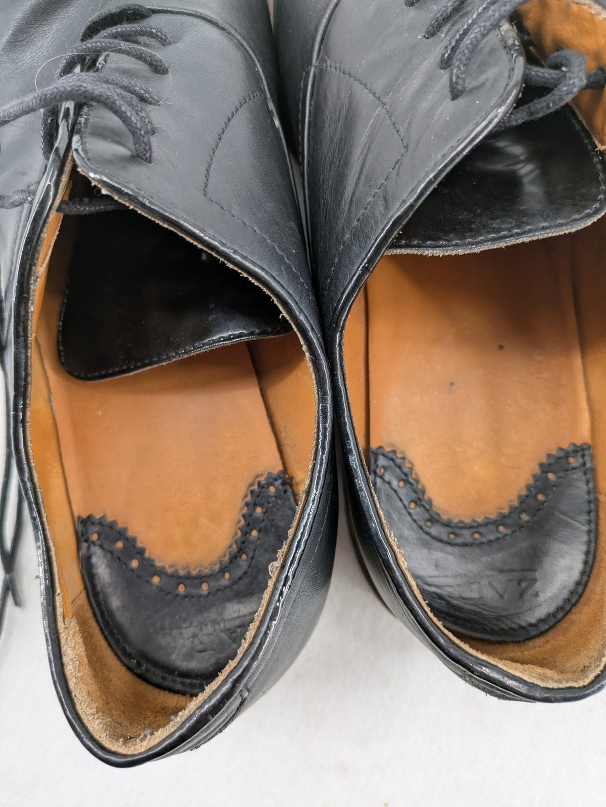 Zara Man black leather Oxford shoes with classic silhouette and durable modern sole.