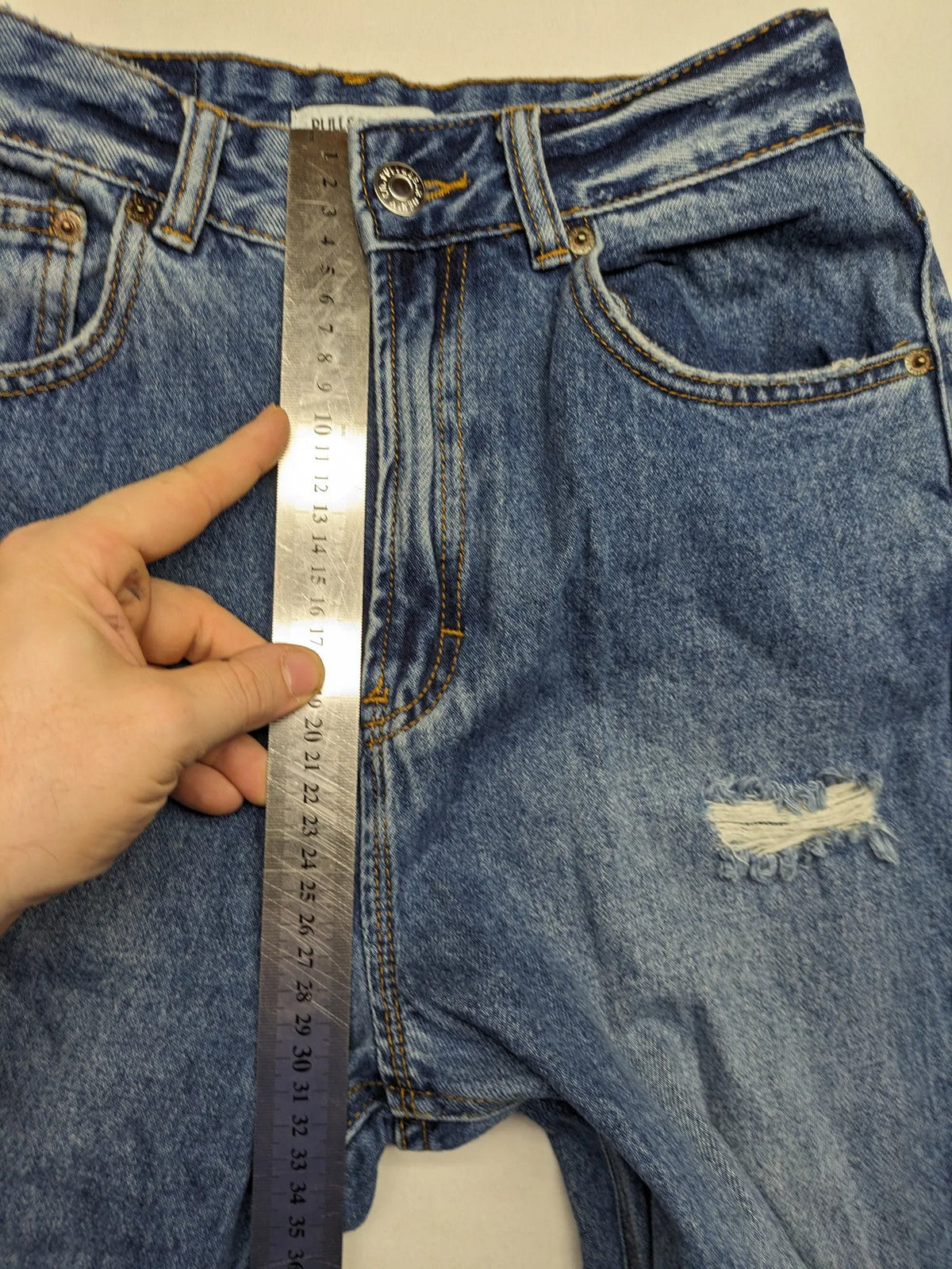Pull&Bear blue mom jeans high-waist with distressed rips and 100% cotton fabric.