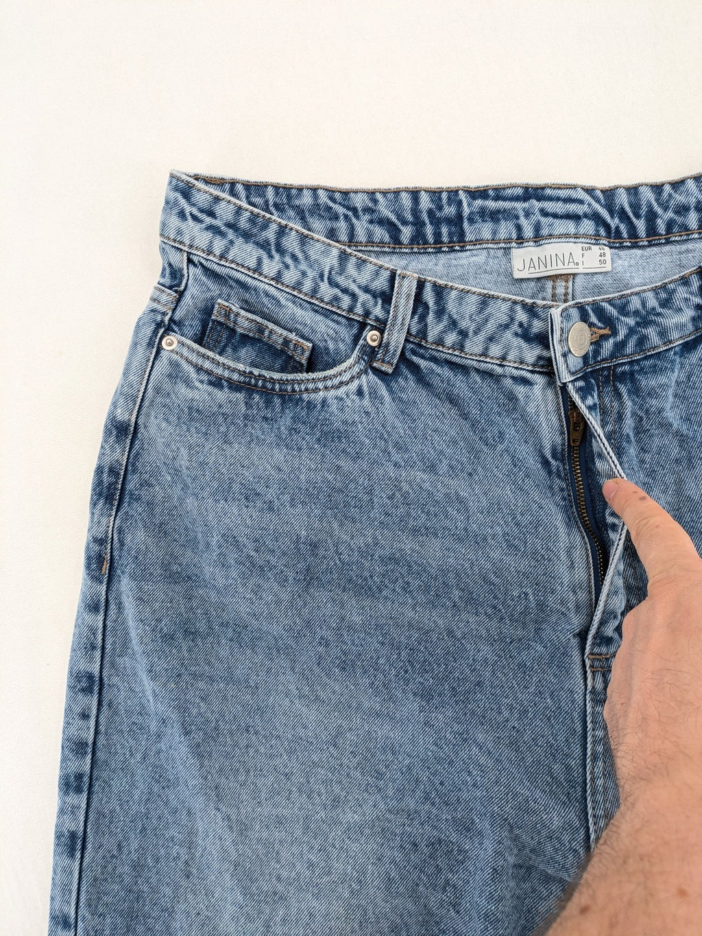 Janina blue mom jeans high-waist tapered leg with classic 5-pocket design.