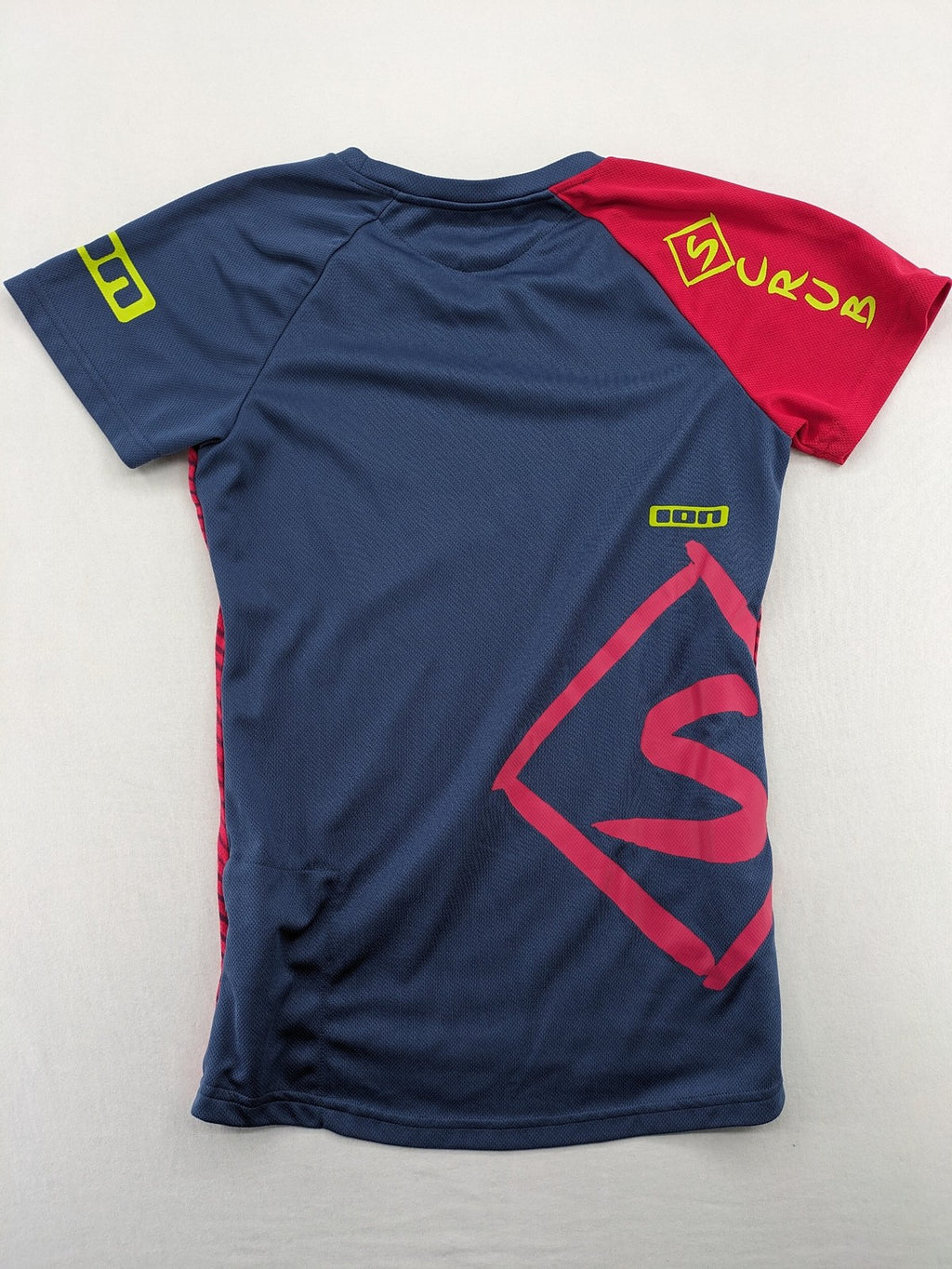 Muster blue and red short-sleeve functional shirt with dynamic wave pattern and raglan sleeves.