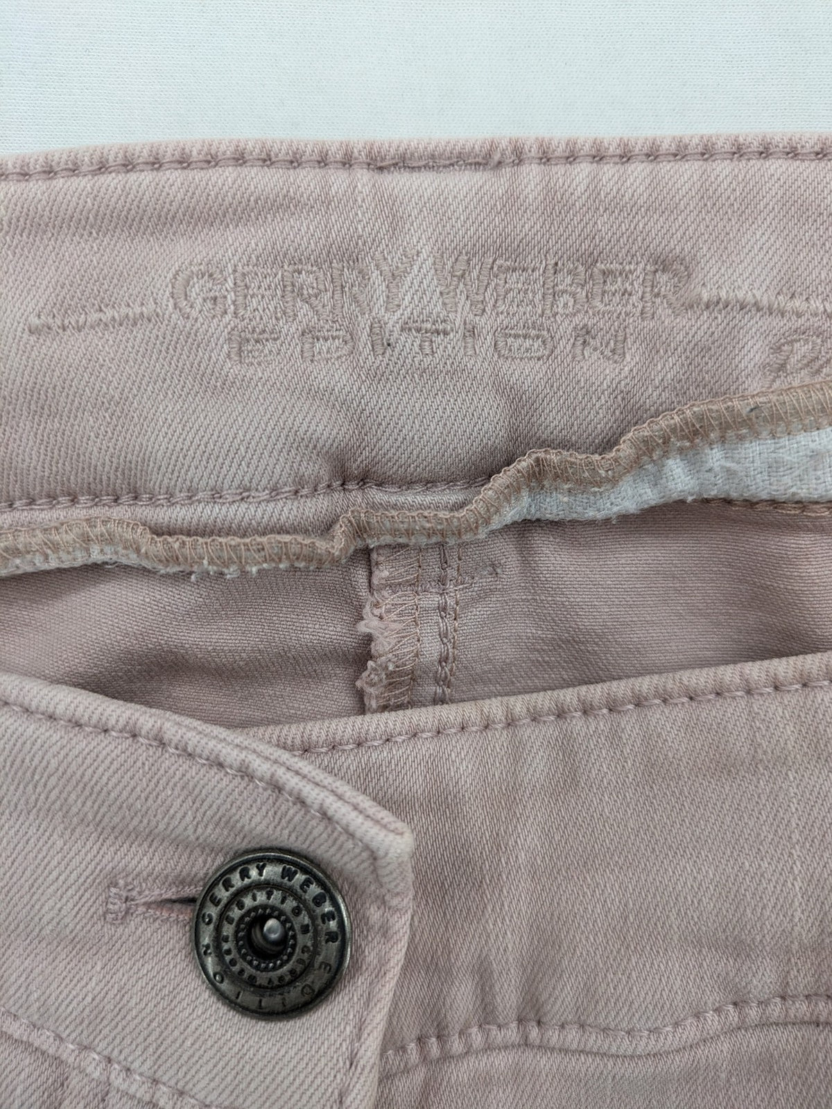 Gerry Weber pink straight jeans classic 5-pocket style with zipper and button closure.