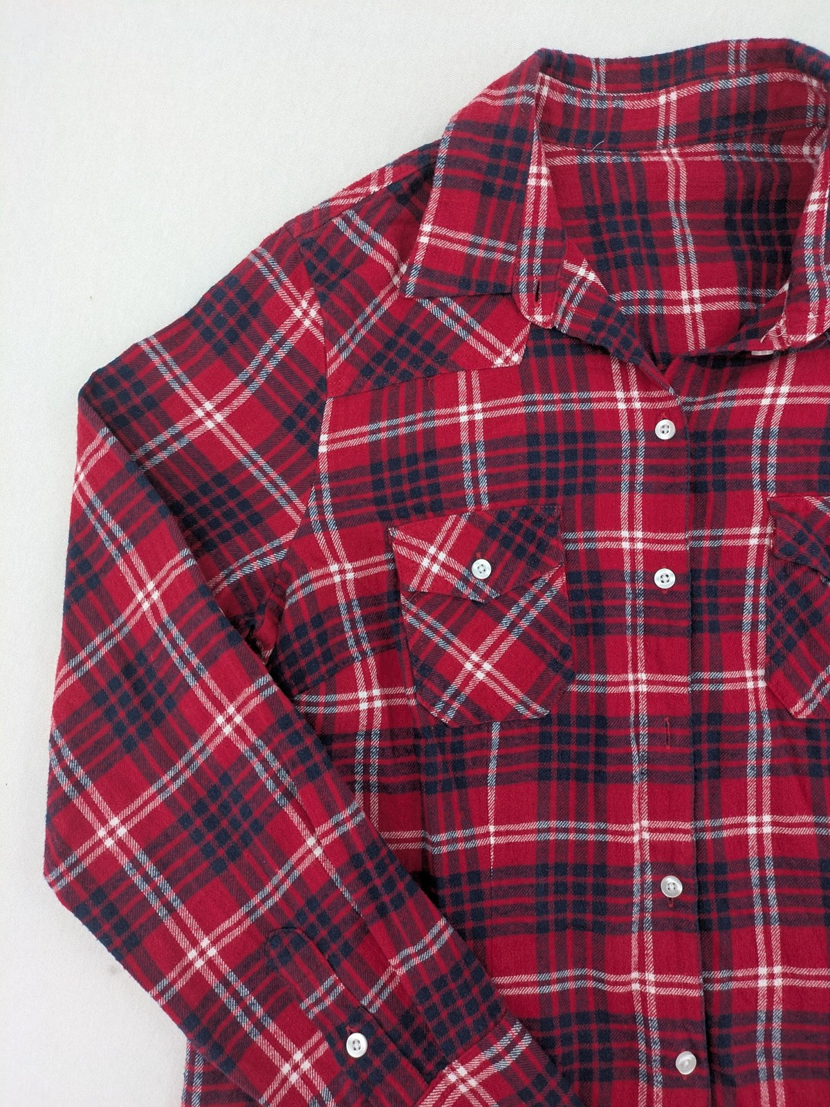 Baumwolle red check flannel shirt long sleeve with two chest pockets and button-down collar.