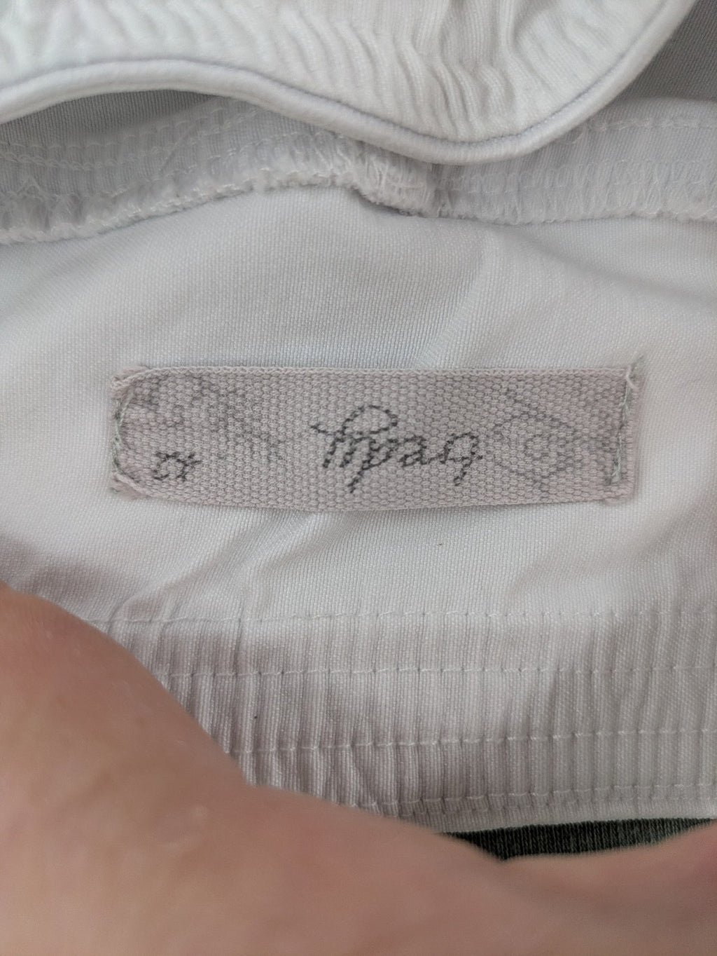 TREDY white capri pants with delicate floral embroidery and wide comfort waistband.