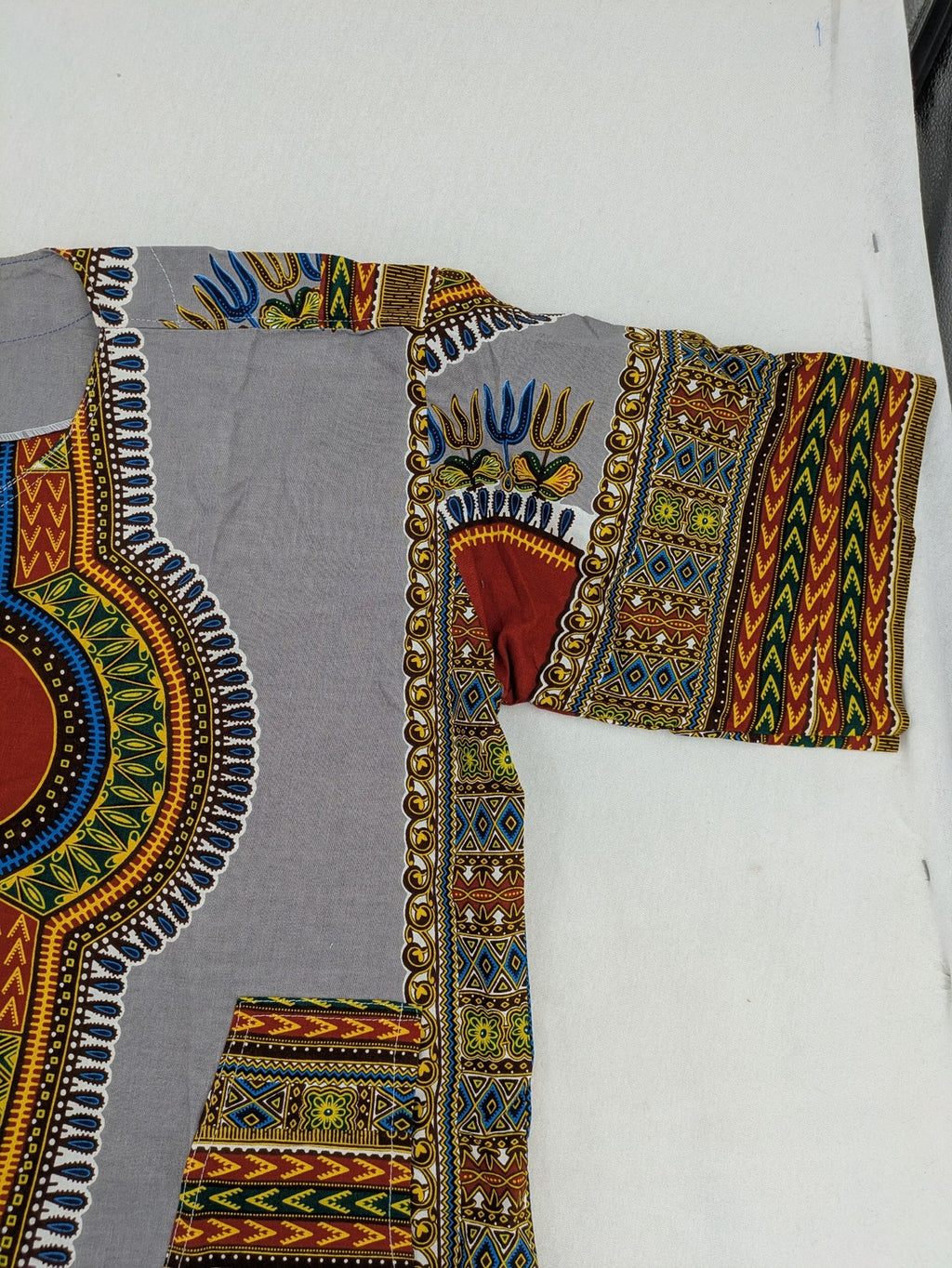 Kaftan multi Dashiki top grey with tribal patterns and front pockets, V-neck design.