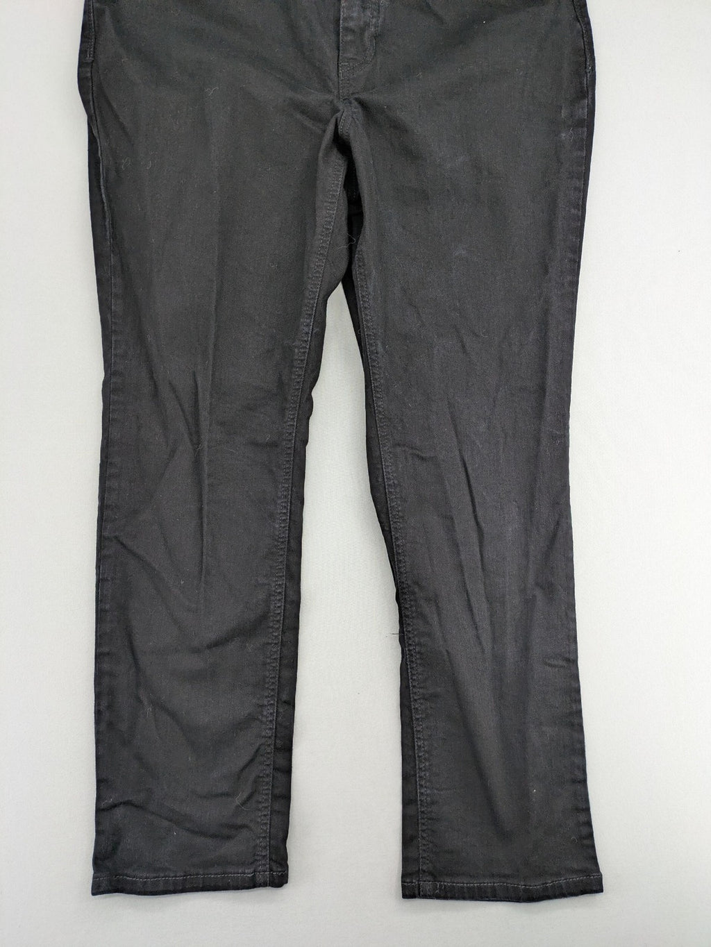 MAC straight leg jeans grey five-pocket design with classic cut and zipper fly.