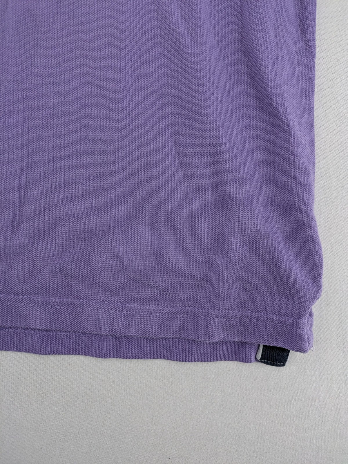 Arqueonautas purple polo shirt, short sleeves, embroidered logo, 100% cotton.