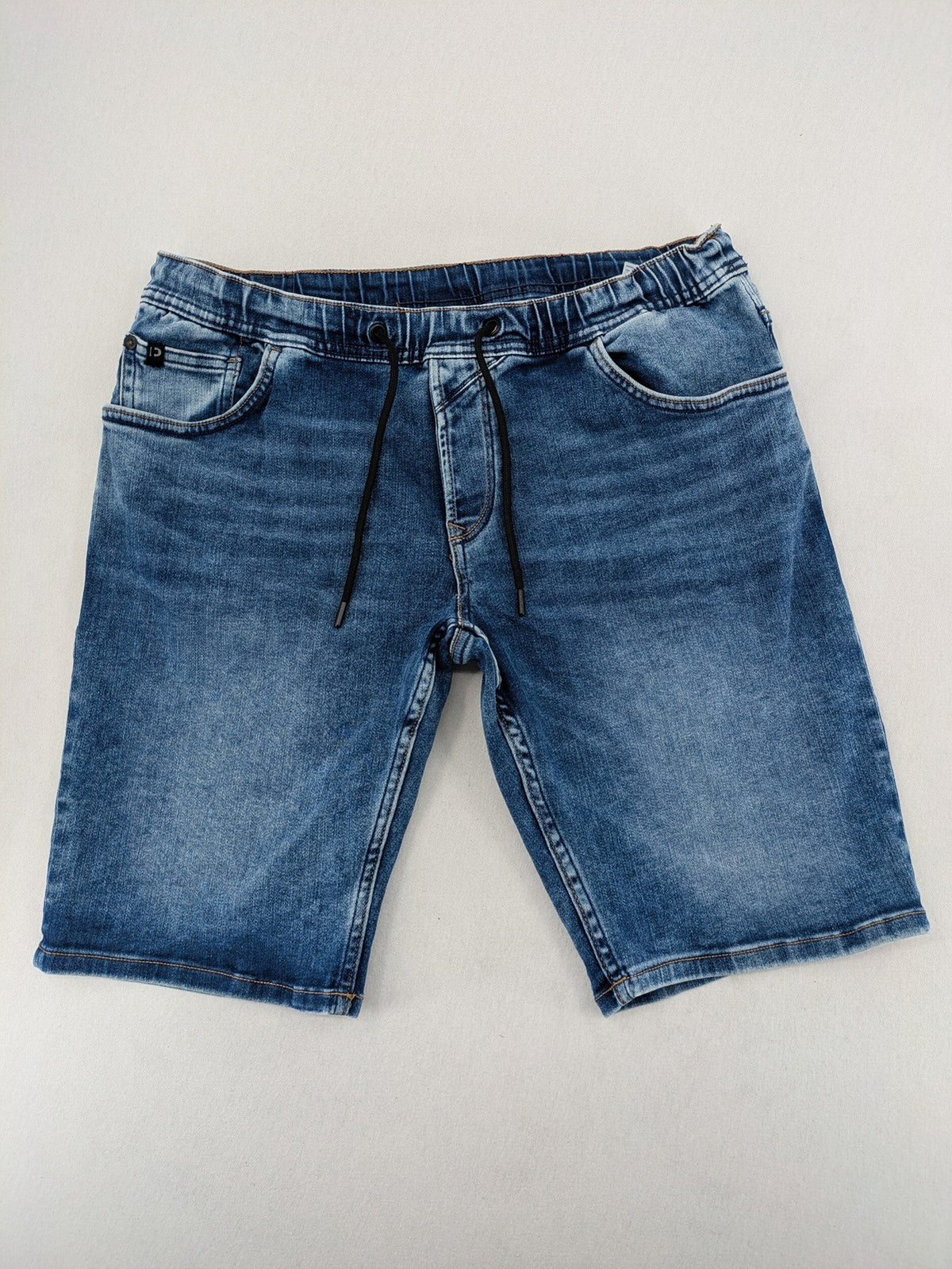 Tom Tailor Denim blue bicycle shorts with elastic waistband and functional drawstring, classic five-pocket style.